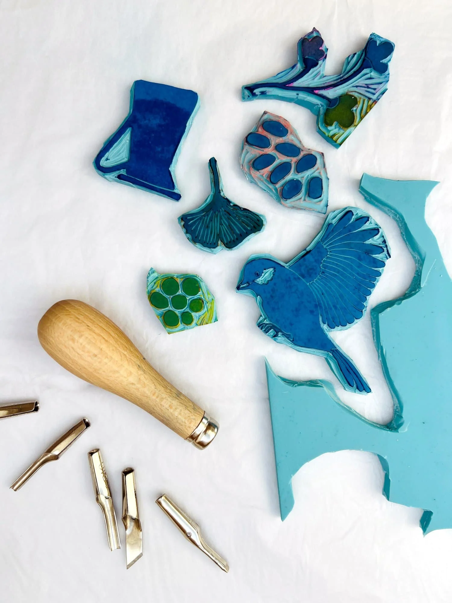 Blockprint Stempel eines Vogels mit anderen Stempeln sowie Utensilien