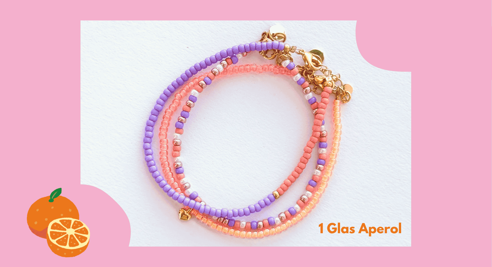 Drei bunte Musterarmbänder aus kleinen Perlen in Pastellfarben, mit goldenen Verschlüssen, auf weißem Hintergrund. Ein Rahmen in rosa mit gemalten Orange an der Seite