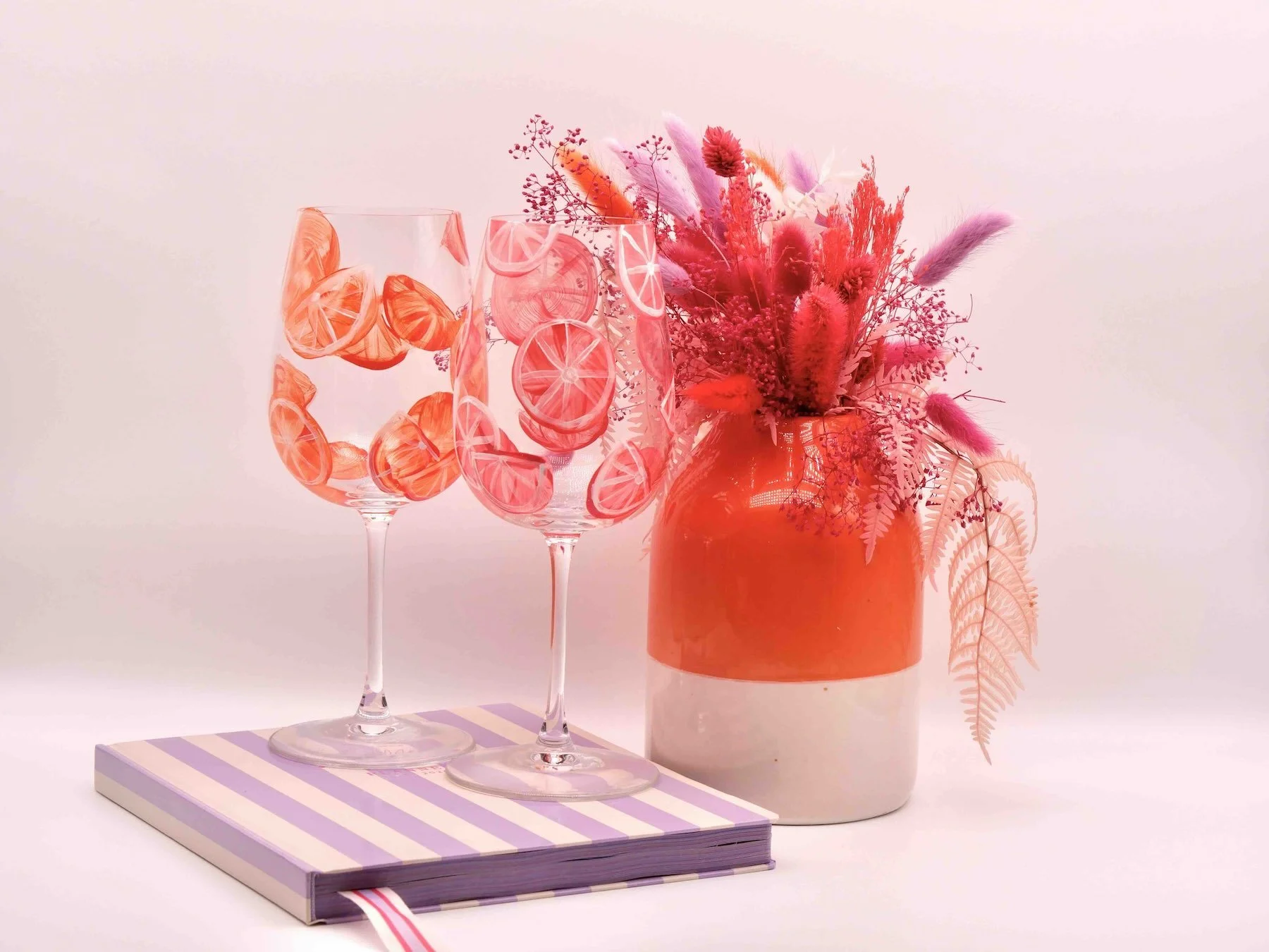 Zwei Weingläser handbemalt mi Orangen und Blutorangen