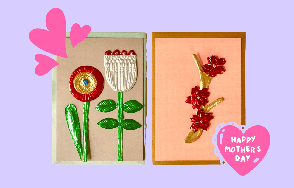 Zwei Karten mit geprägten Motiven in rosa, grün, silber, gold und rot