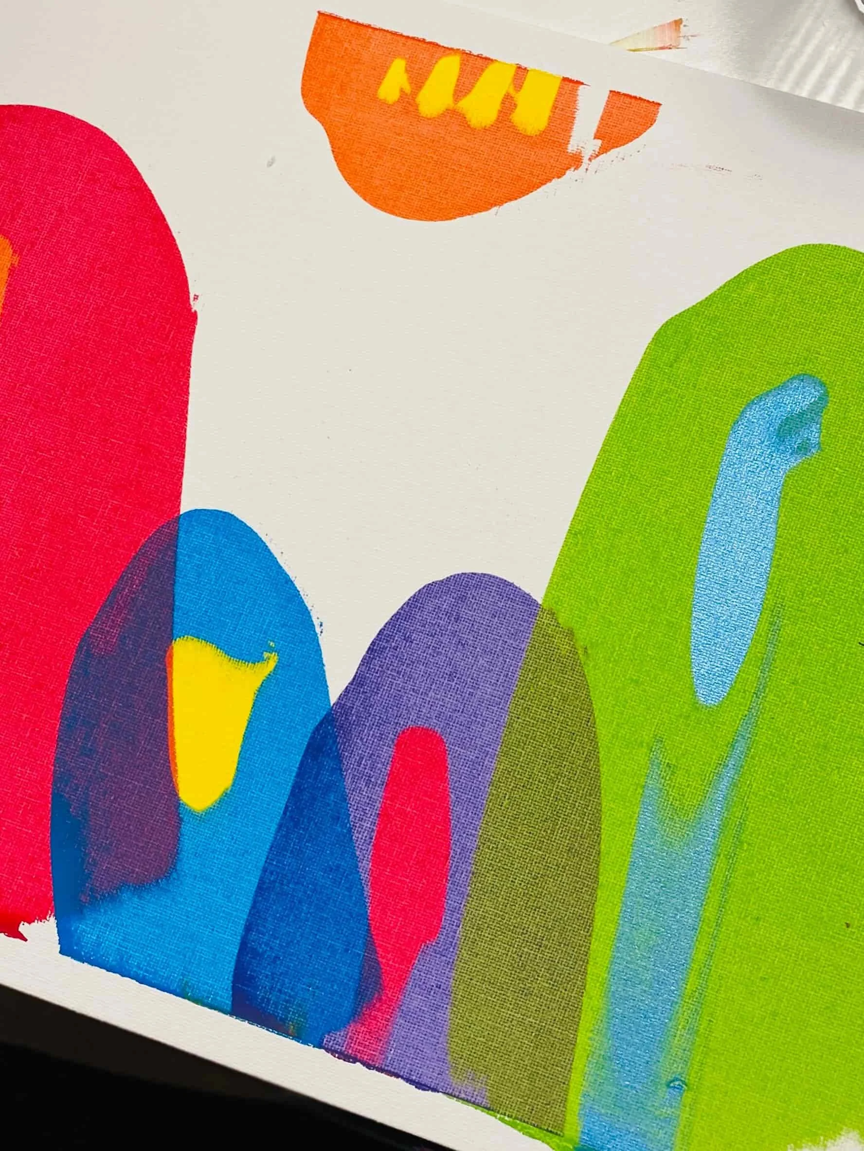 Abstrakte Motive auf der Leinwand in grün, blau, rot, lila, orange, gelb
