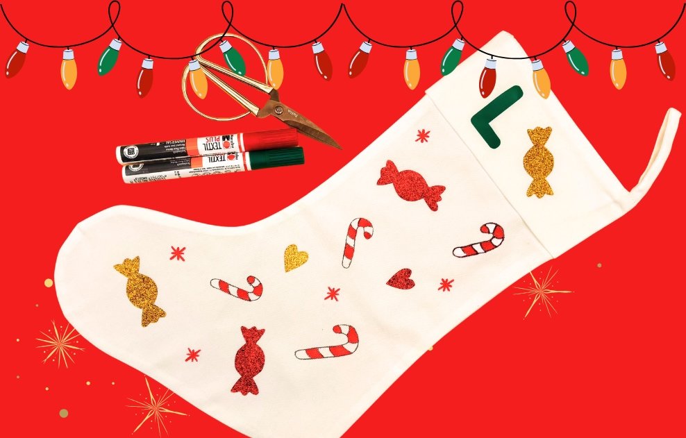Weihnachtsstrumpf verziert mit verschiedenen Weihnachtsmotiven