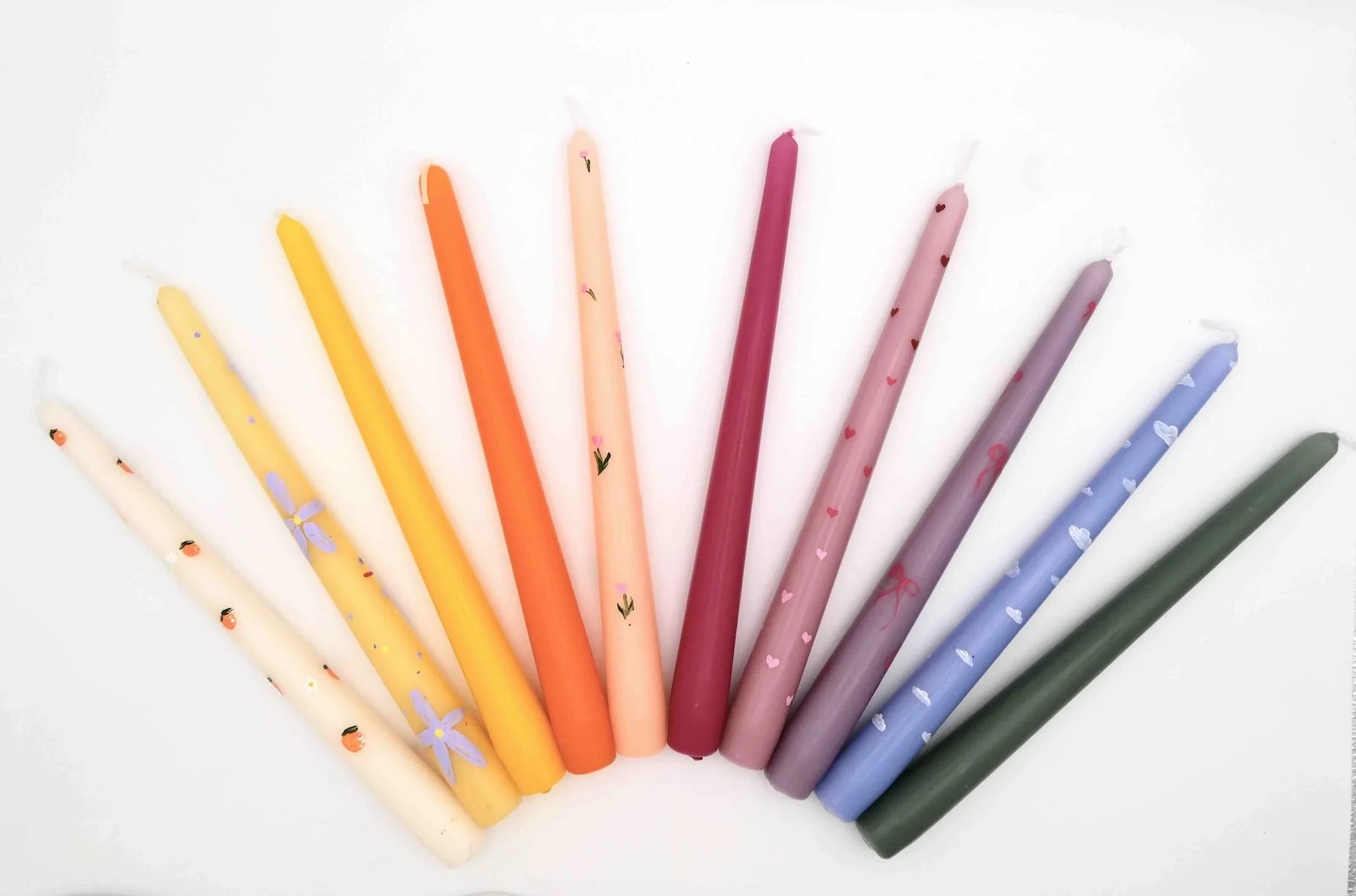 Zehn Spitzeren in weiß, gelb, orange, rosa, pink, lila, blau, grün bemalt mir verschiedenen Motiven