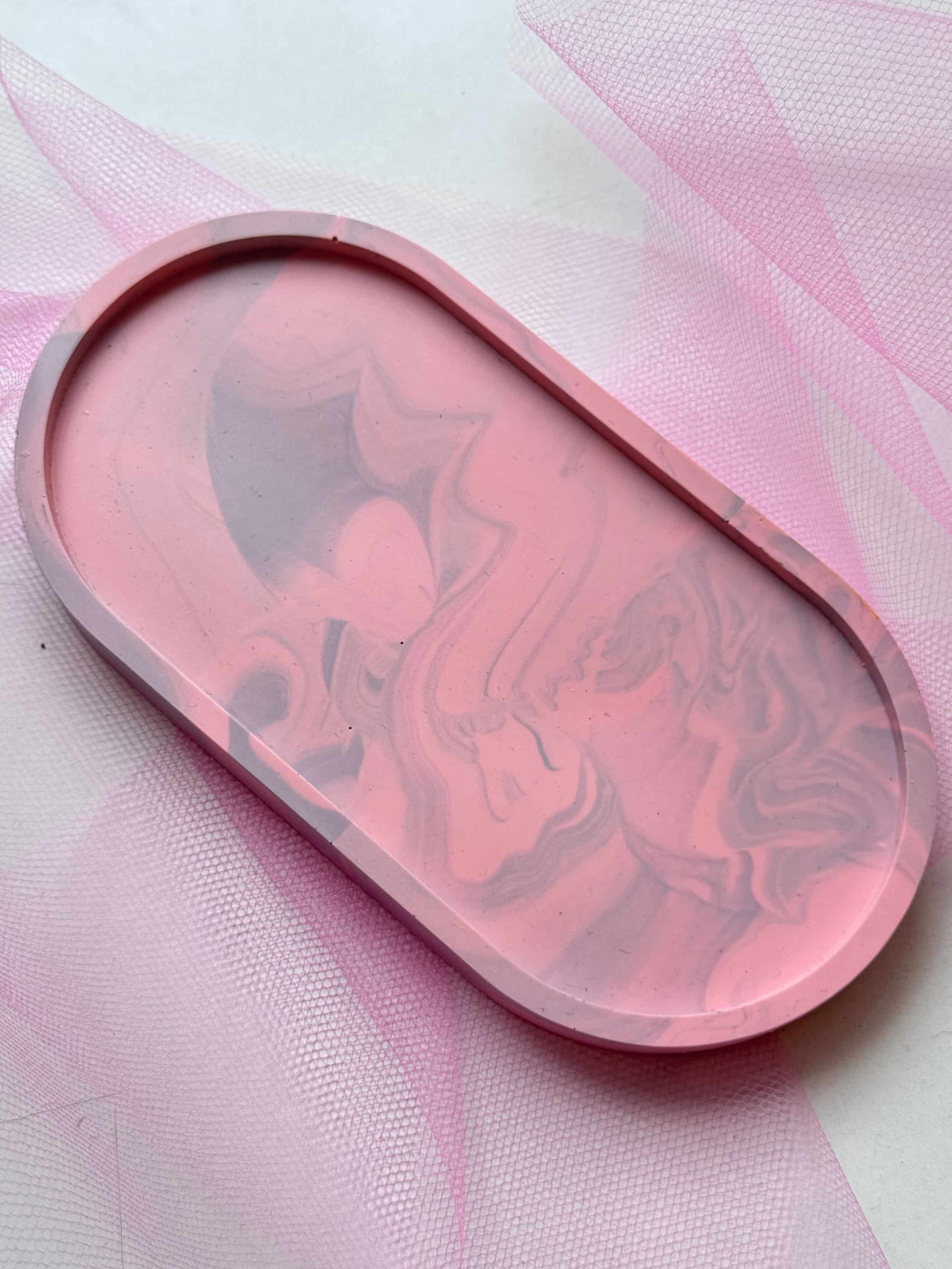 Jesmonite Schale in rosa und lila auf rosanem Netz im Hintergrund