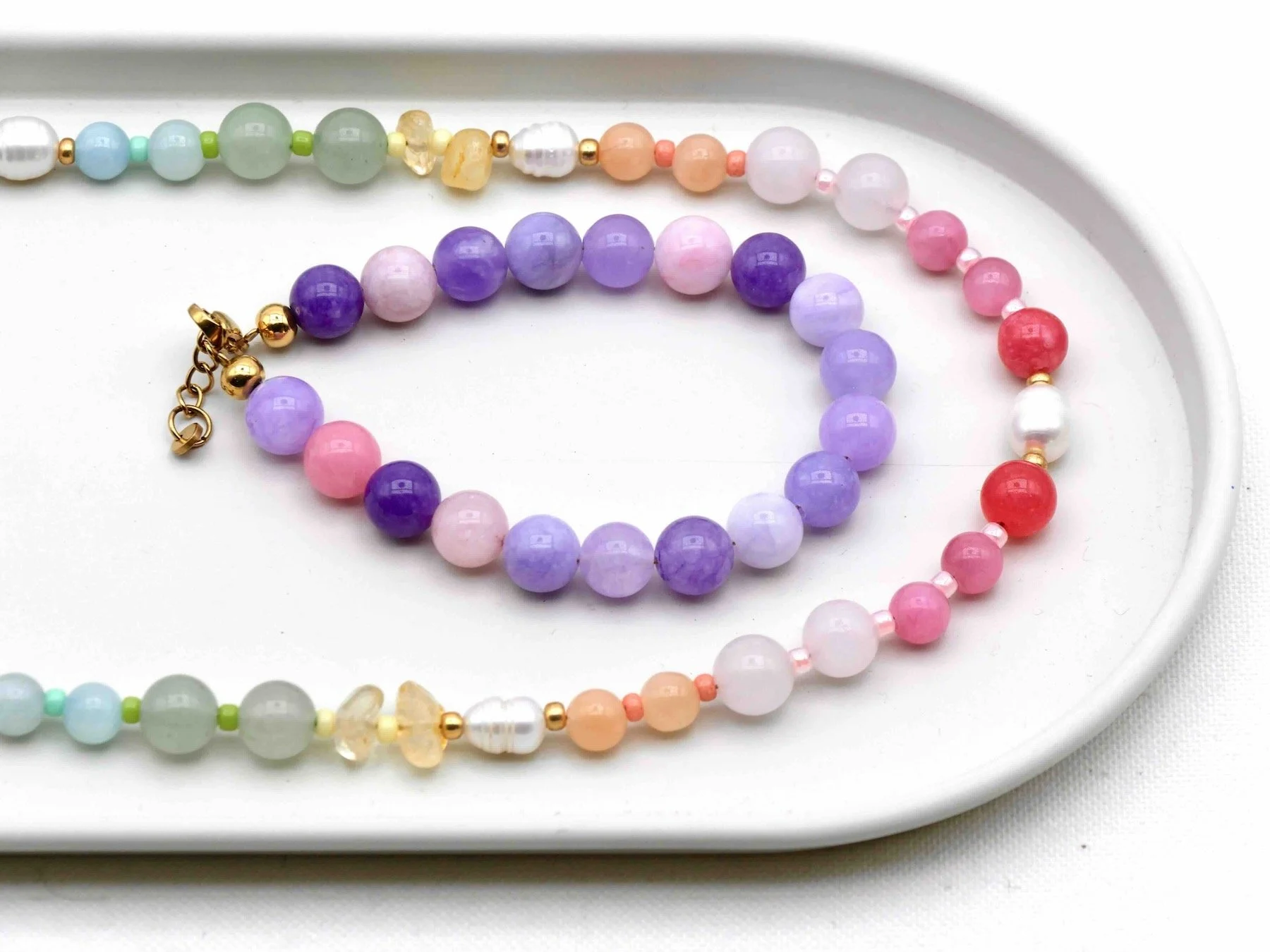 Armband aus bunten runden großen Perlen mit goldenen Karabiner und Halskette aus bunten Natursteinen Perlen, Süßwasserperlen und bunten Glasperlen
