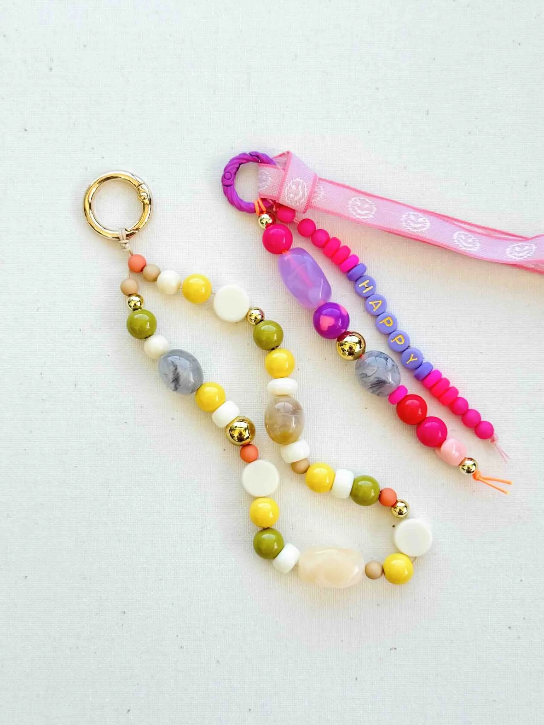 Zwei Handyketten in Gelb, Weiß, Beige, Rosa, Lila, Grau, Grün