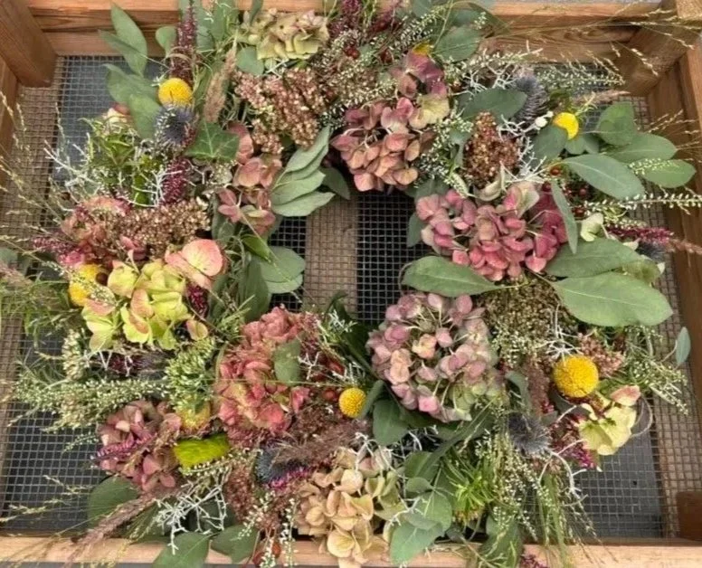 Blumenkranz aus getrockneten Hortensien, Eukalyptus, gelben und grünen Gräsern