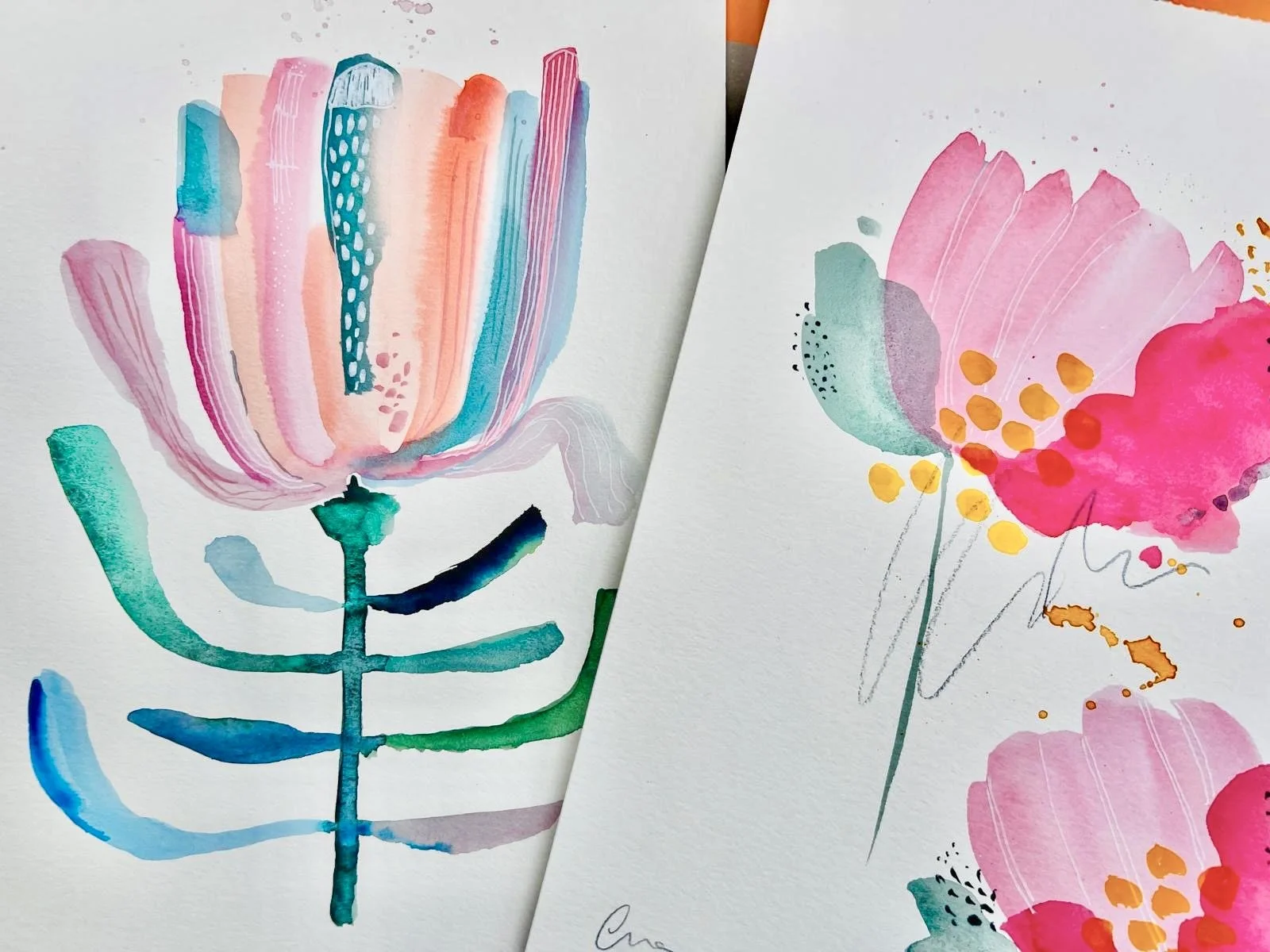 Zwei bunte Aquarellbilder, auf welchen zwei Blumen und eine halbe Blüte zu sehen ist