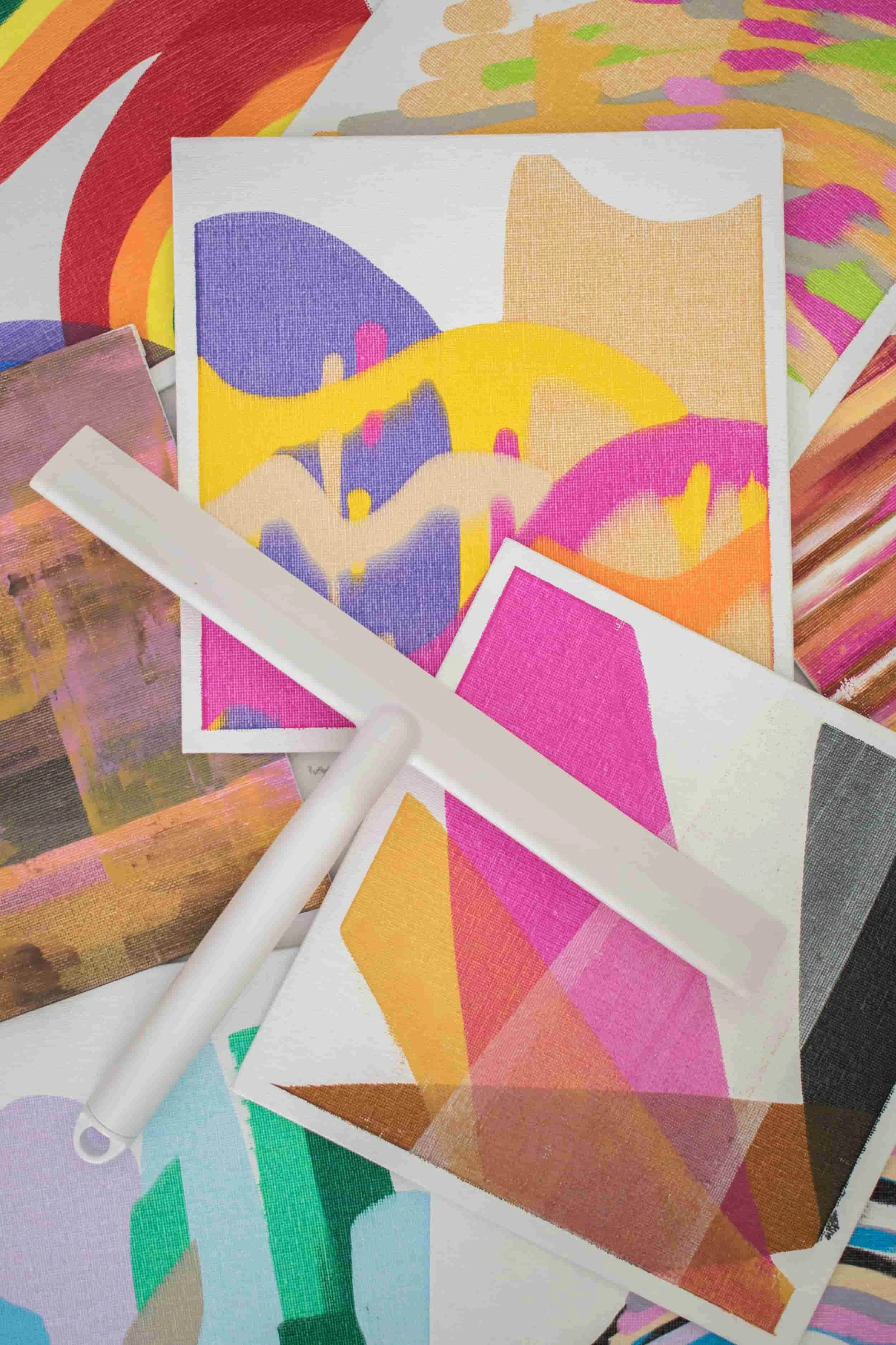 Abstrakte Squeegee Art Bilder in bunten Farben mit einem Duschabzieher