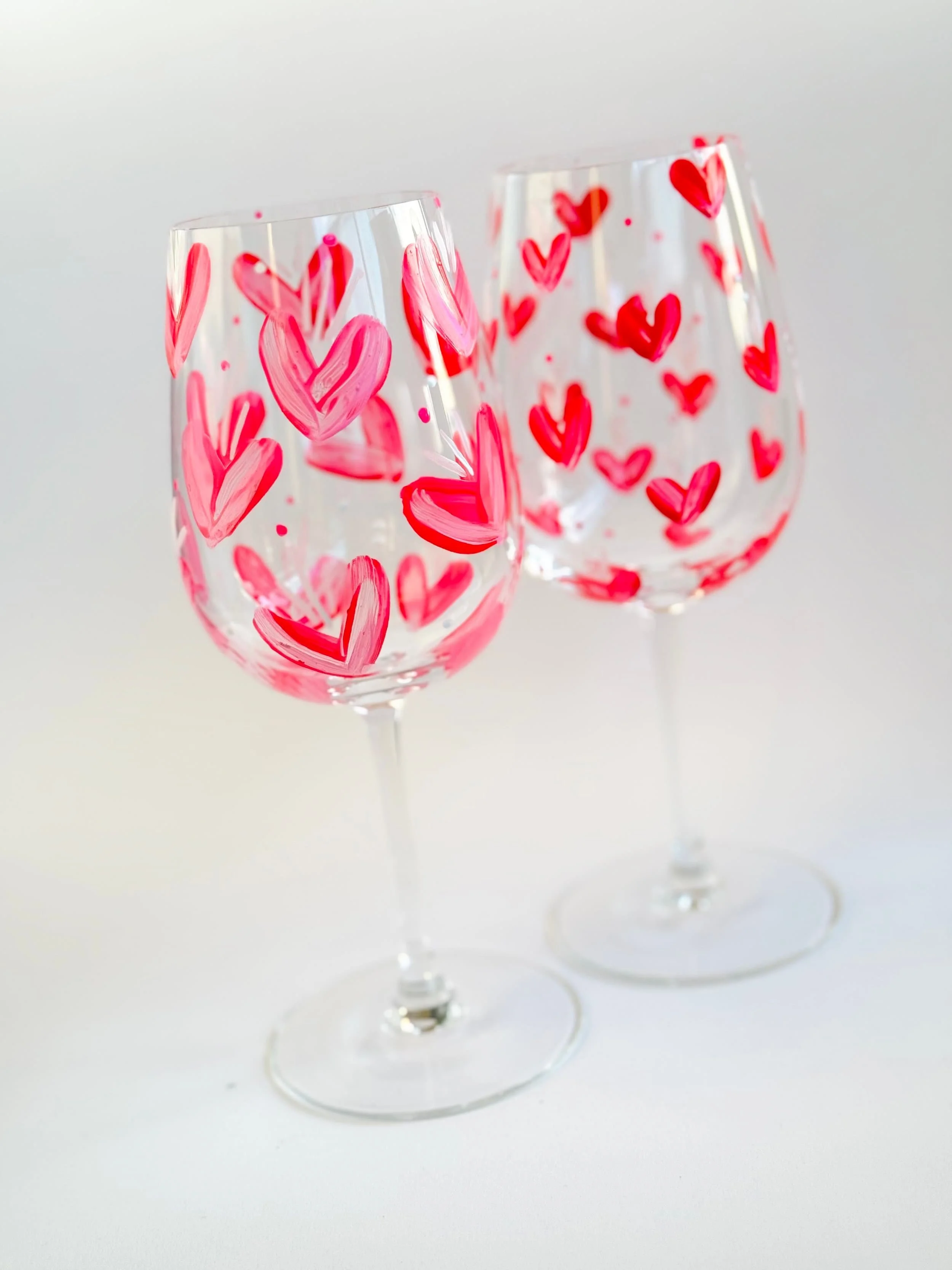 Zwei bemalte Weingläser mit rot-pinken Herzen
