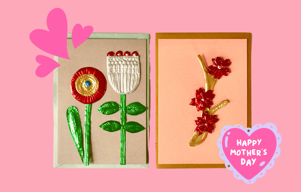 Zwei Karten mit geprägten Motiven in rosa, grün, silber, gold und rot