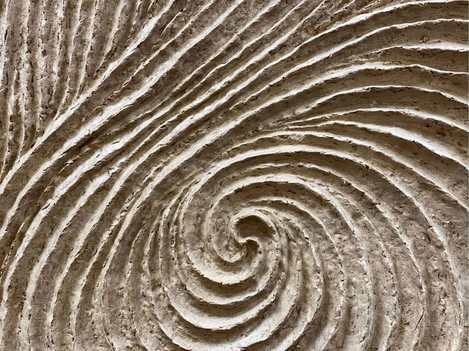 Nahaufnahme einer spiralförmigen, rauen Strukturpaste