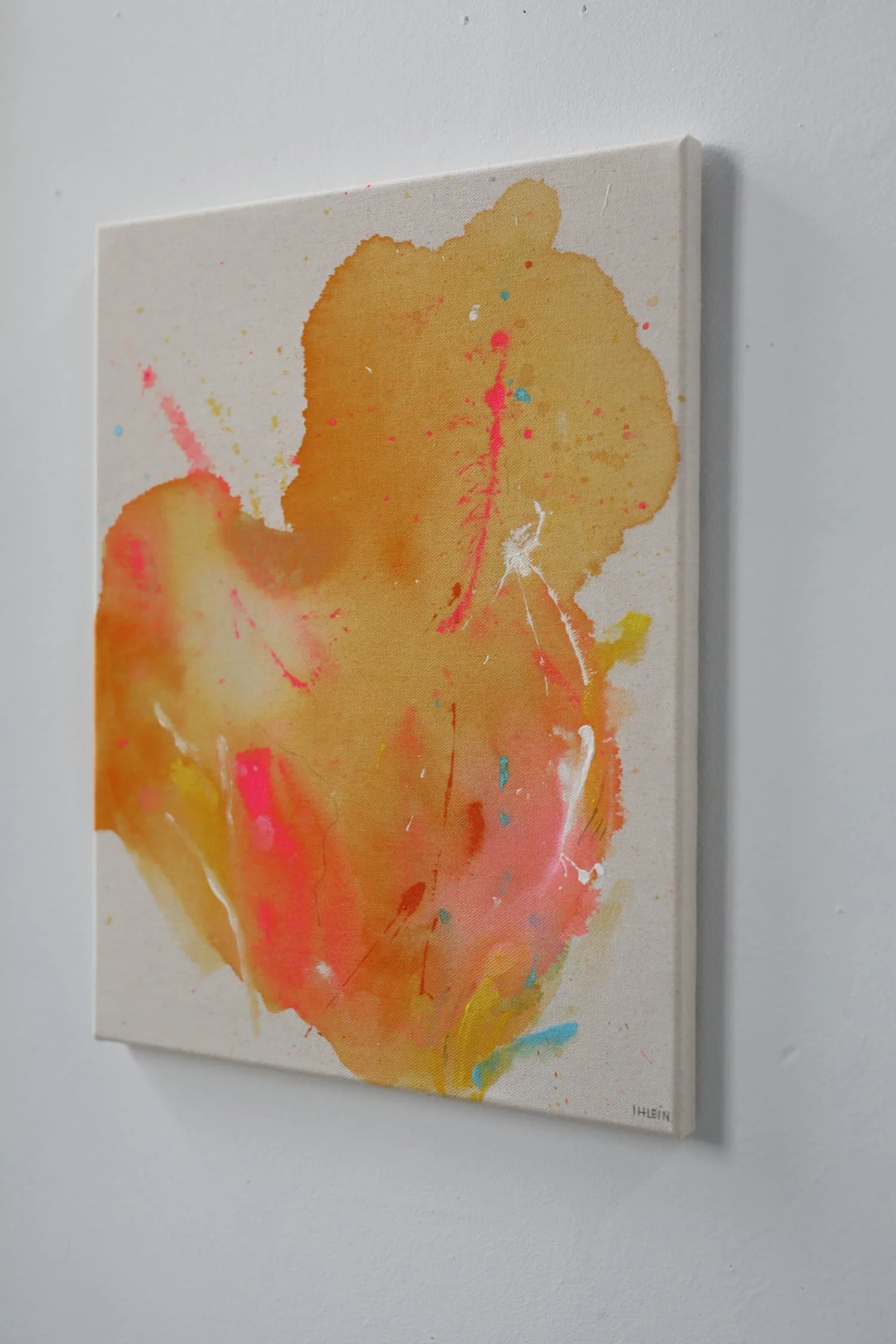 Abstraktes Wasserfarbenbild in Gelb-, Pink-, Blau- und Weißtönen auf Papier.