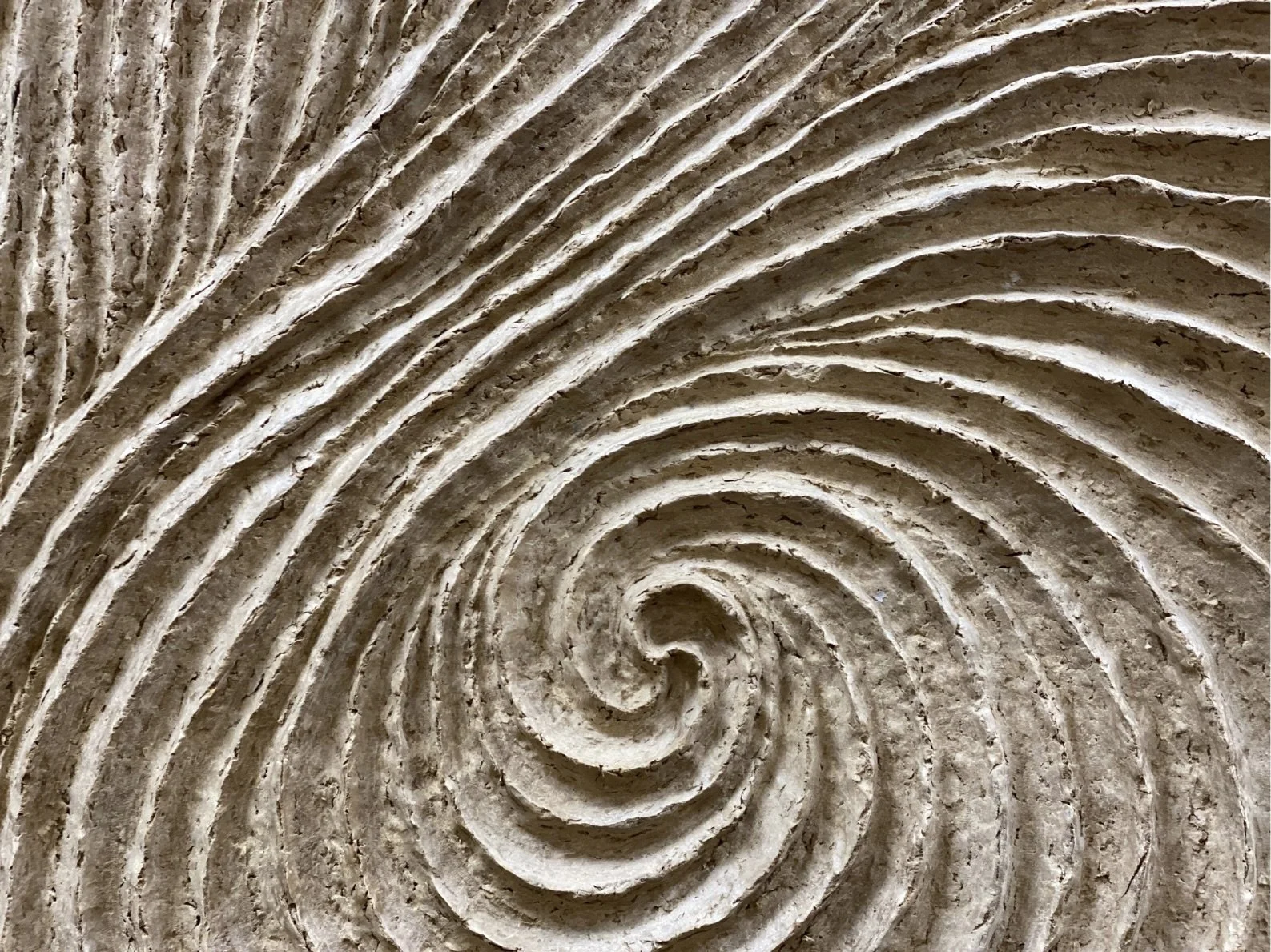 Nahaufnahme einer spiralförmigen, rauen Strukturpaste