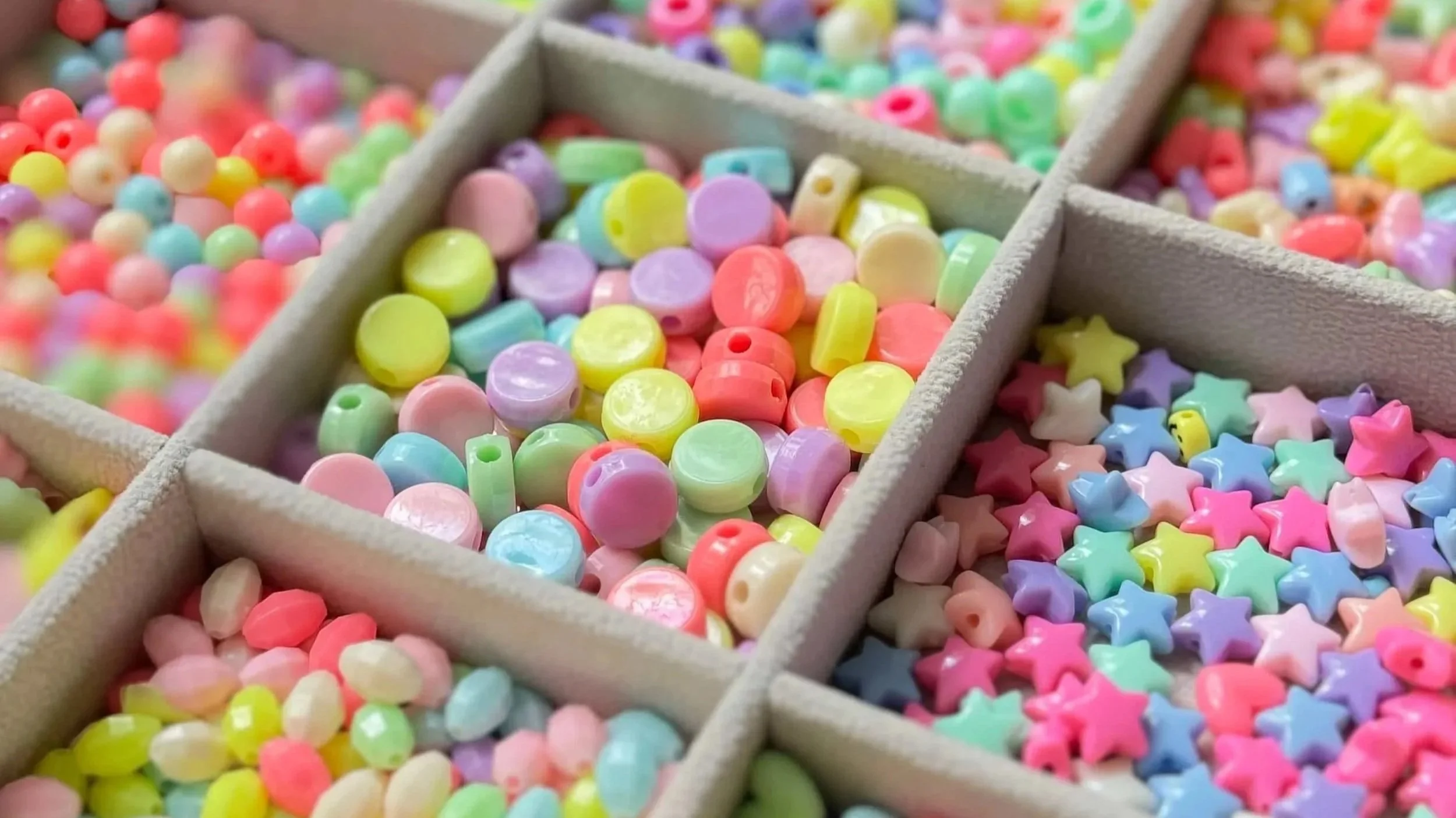 Viele bunte Perlen in einem Tablett