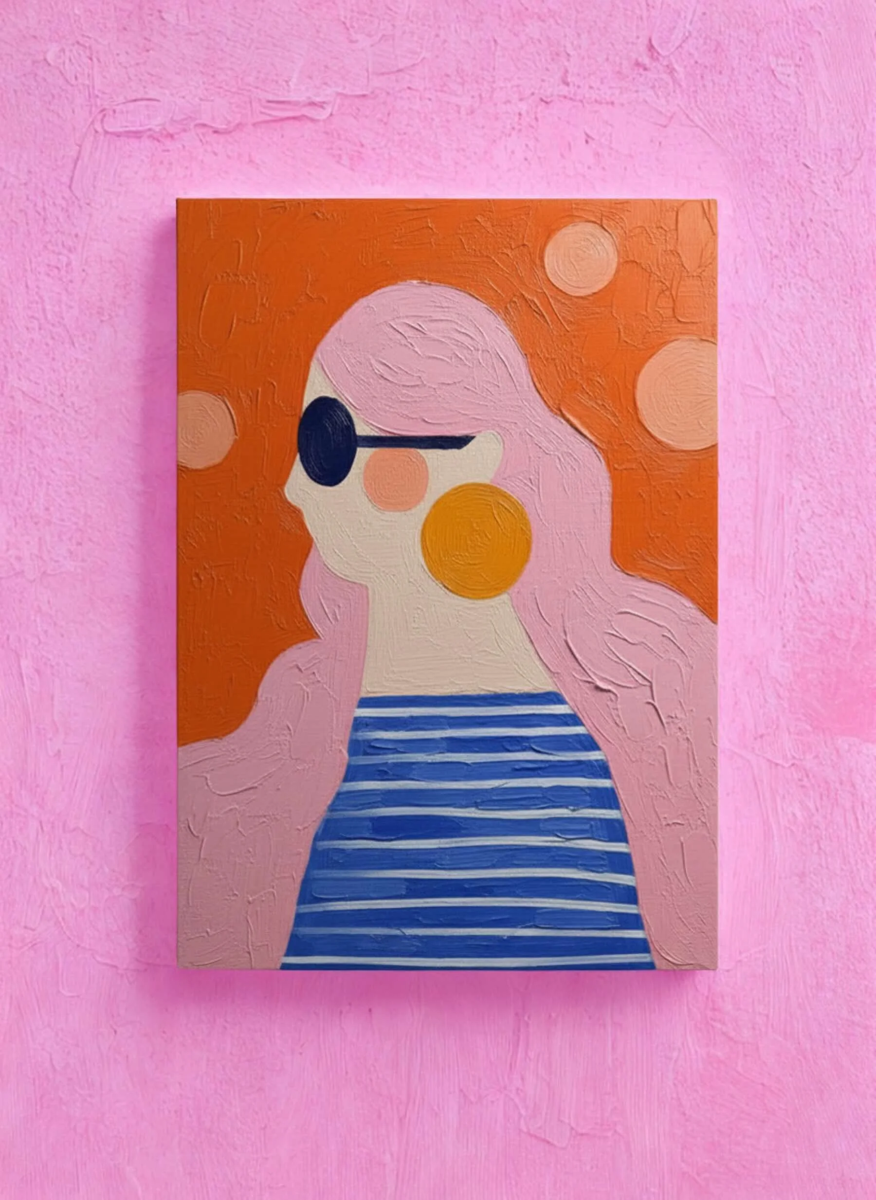 Gemälde von einer Frau mit rosa Haaren, Sonnenrille, orangen als Ohrringe und blau weißem T-Shirt