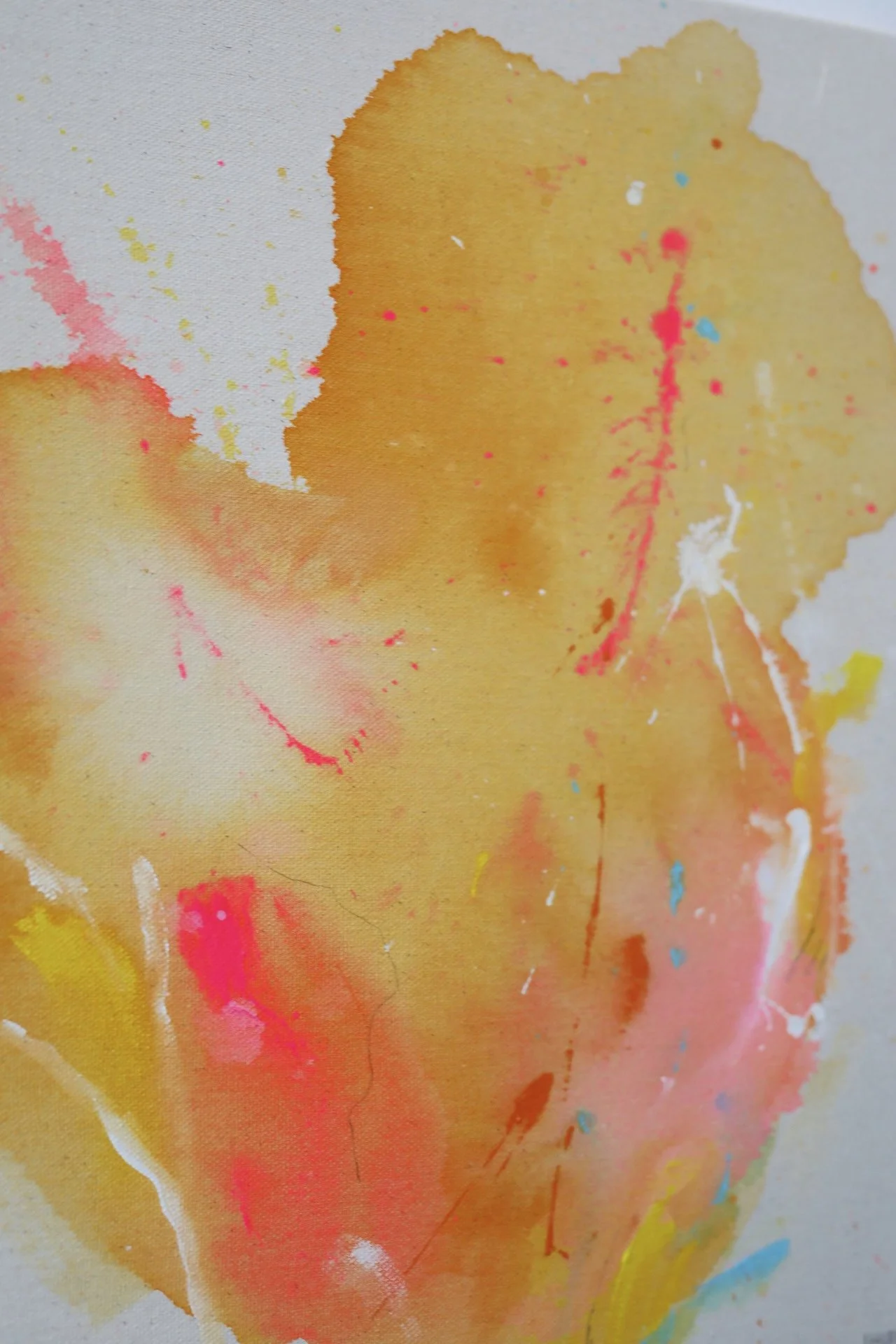 Abstraktes Wasserfarbenbild in Gelb-, Pink-, Blau- und Weißtönen auf Papier.