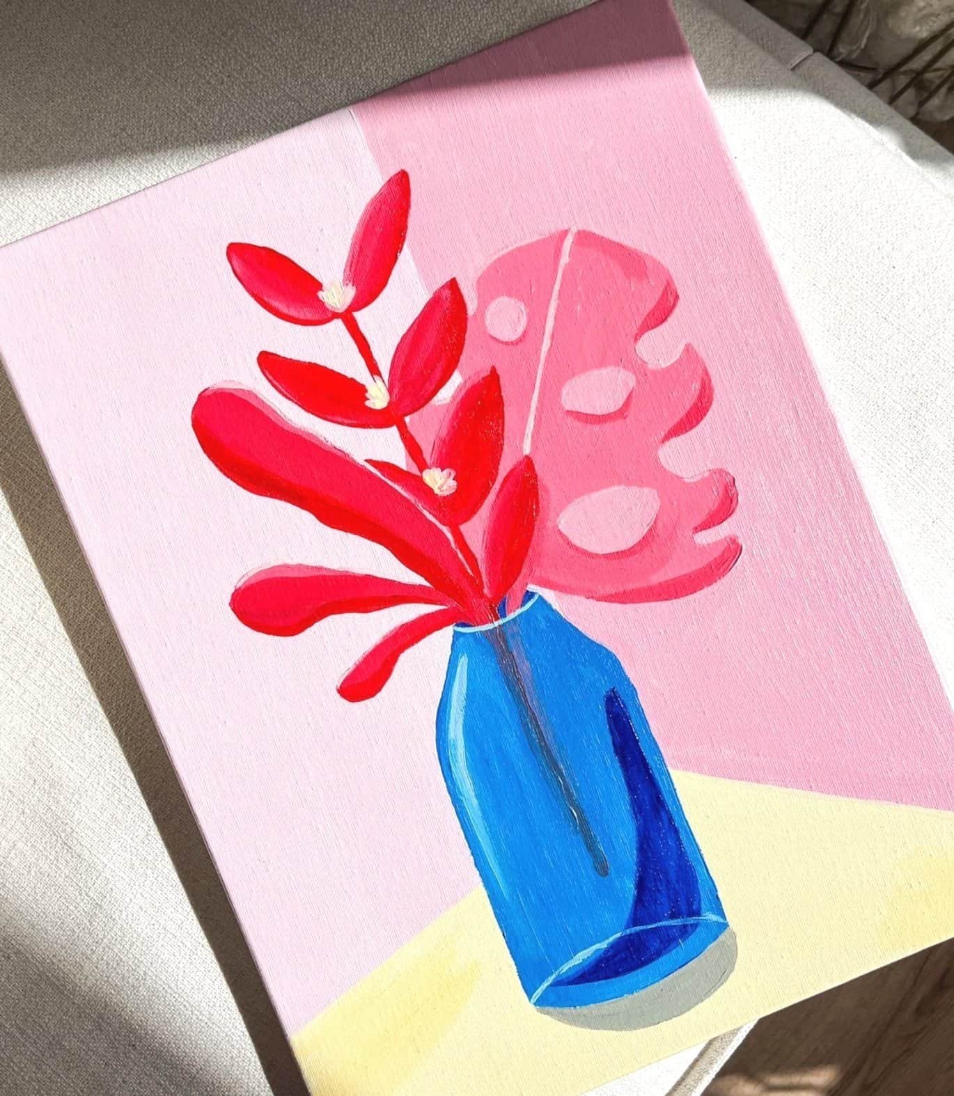 Gemälde einer blauen Vase mit roten und pinken Blumen auf hellem Hintergrund.