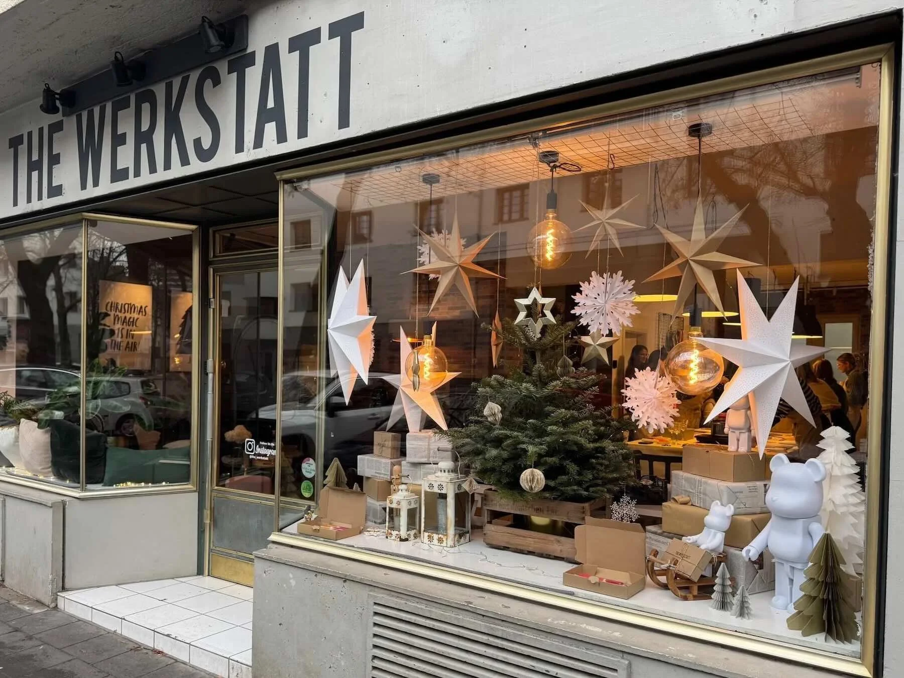 Schaufenster mit weihnachtlichen Dekorationen, wie Sterne, Tannenbaum, Lampen, Laternen