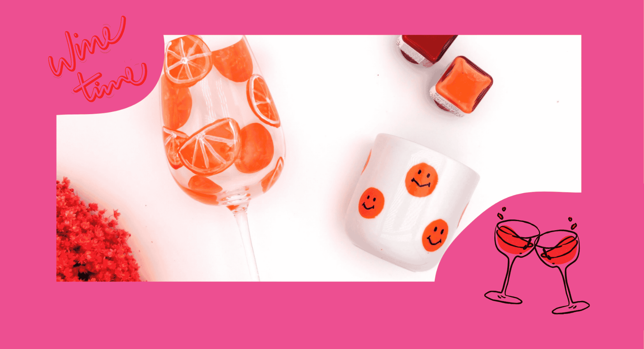 Weinglas mit gemalten Orangenscheiben drauf und kleiner weißer Becher mit gemalten Smileys in orange