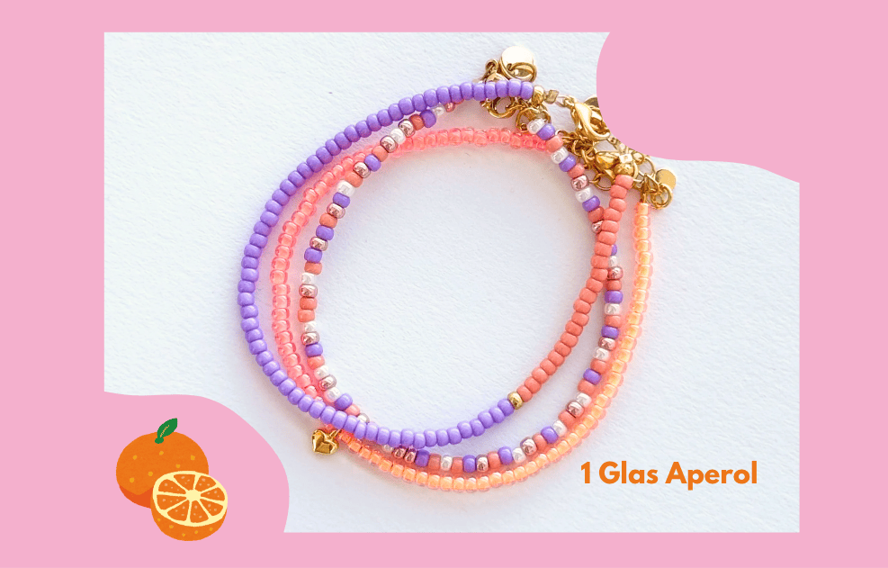 Drei bunte Glasperlen-Armbänder mit lila, rosa, weißen Perlen und goldenen Karabiner 