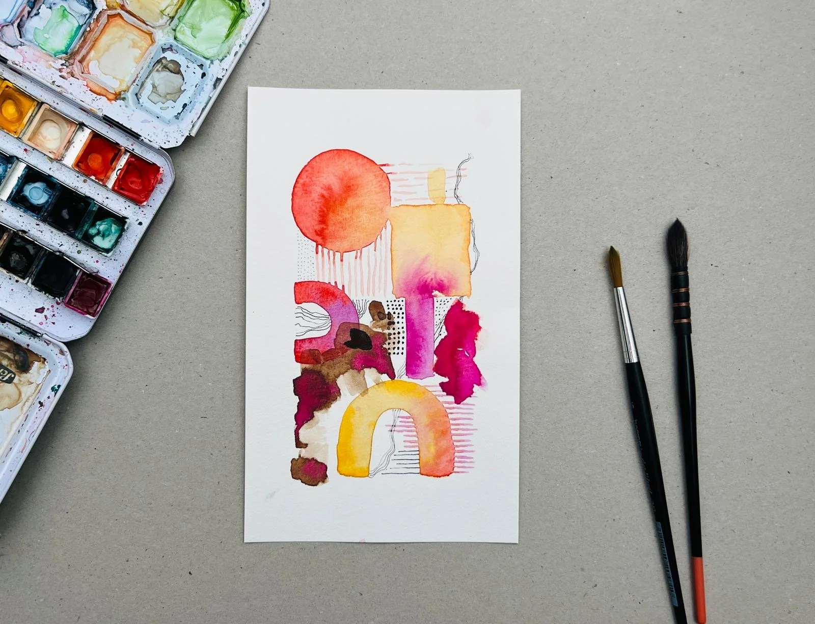Abstraktes buntes Aquarellbild, zwei Pinsel, Aquarellkasten