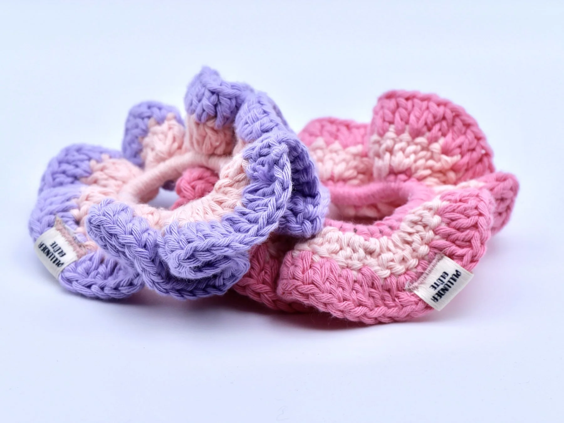 Zwei Scrunchies selbstgehäkelt in rosa und lila