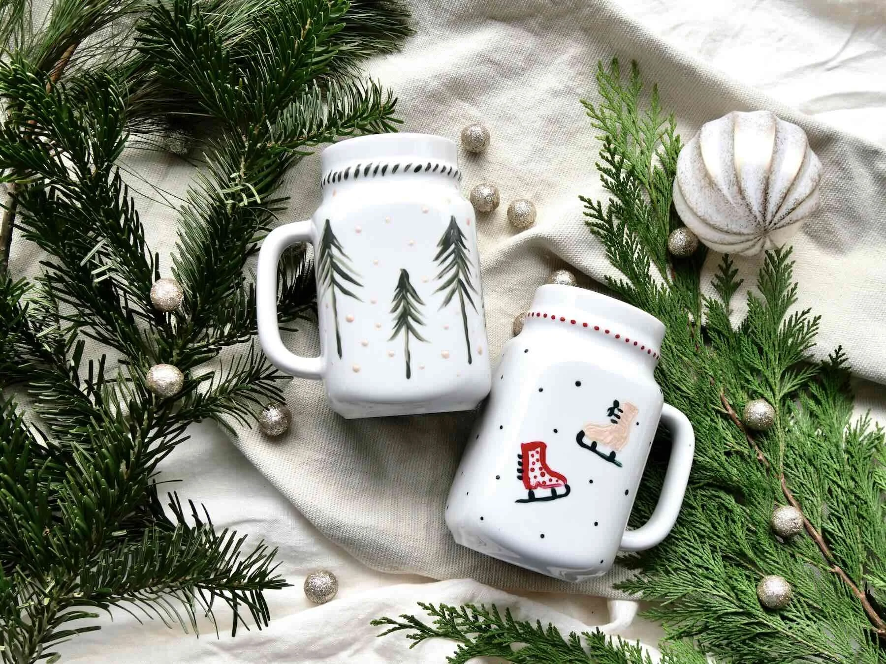 Zwei Tassen mit Weihnachtsmotiven