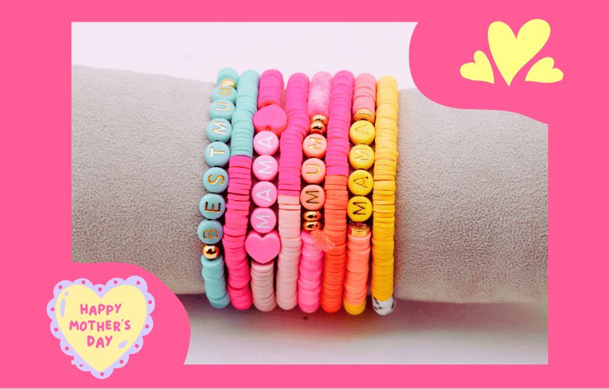 Viele bunte Armbänder aus Polymer Scheiben und mit Schriftzügen Mama, Mum, Best Mum