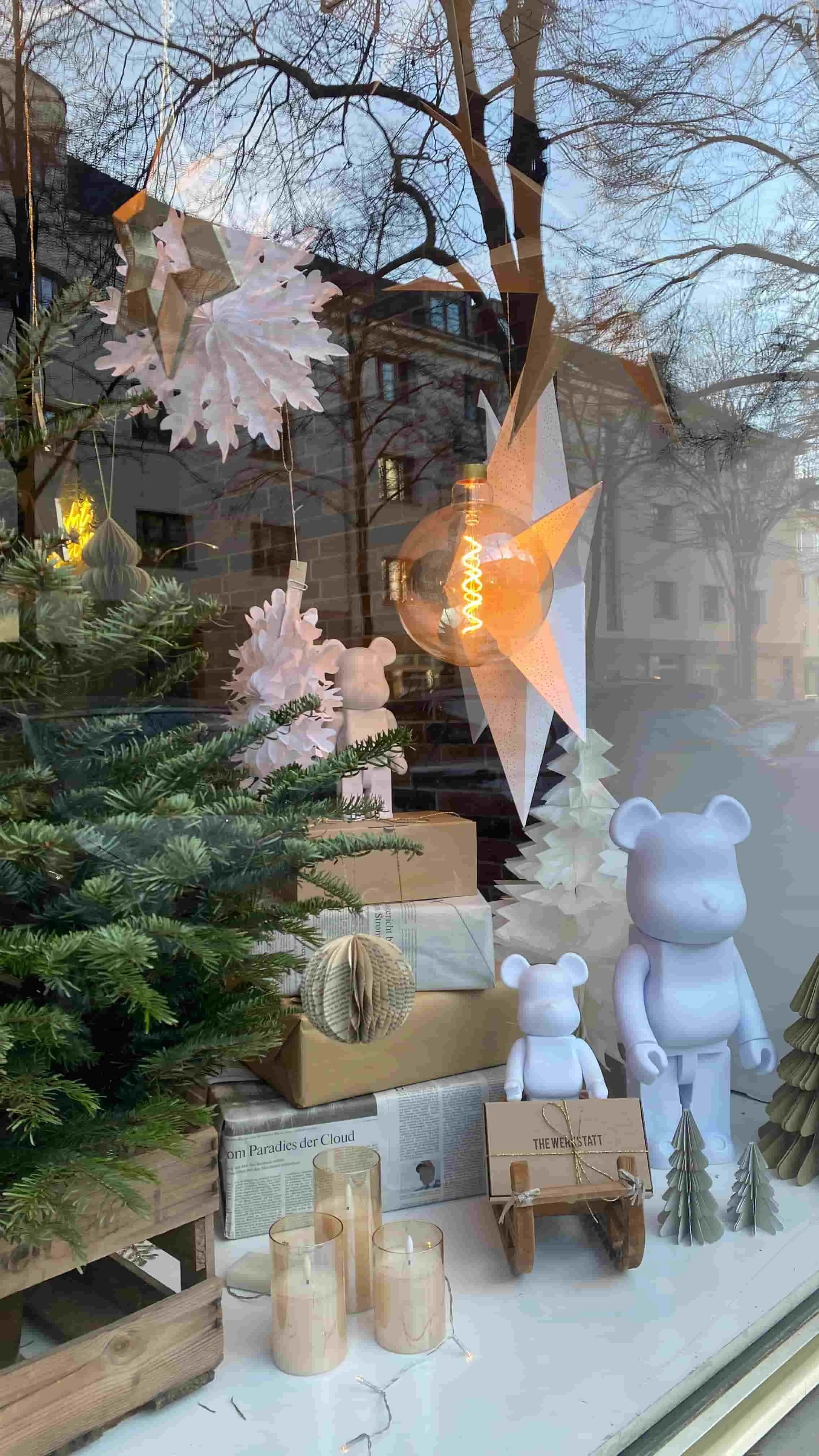 Schaufenster mit weihnachtlicher Dekoration sowie weißen Bären und einer Lampe