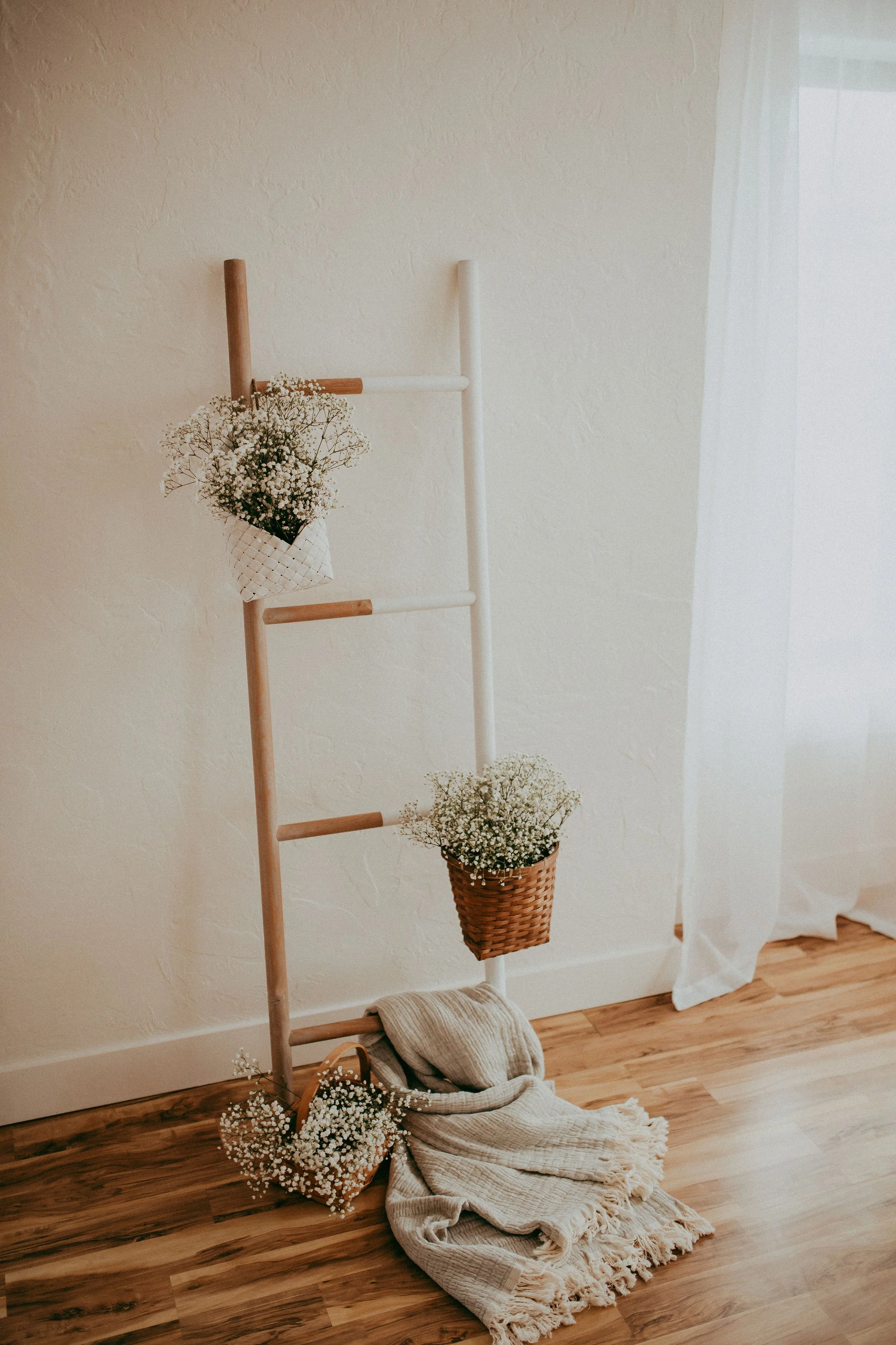 Wood + White Colored Blanket Ladder - 4 ft