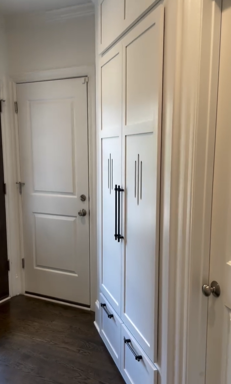 Custom built-in bench with storage Made in Kansas City - Photo of entryway closet