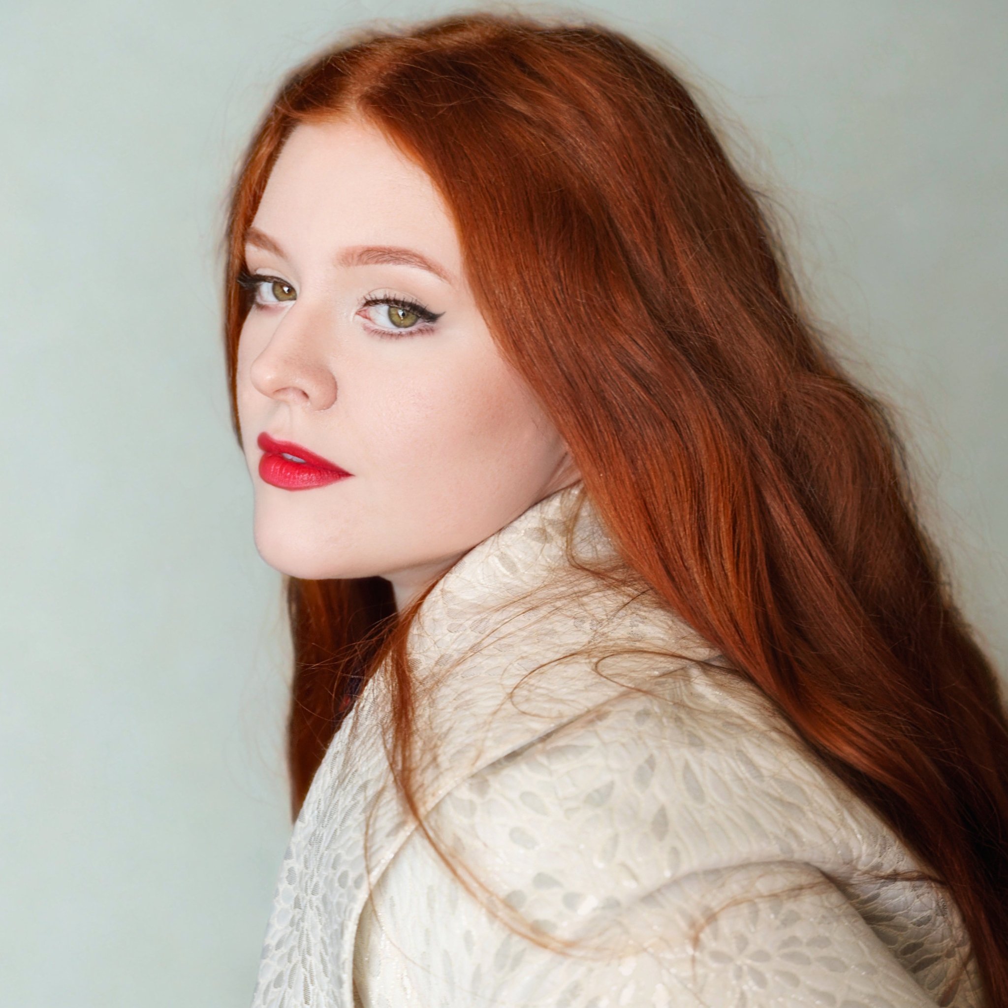 Redhaired singer and artist Sjana Rut