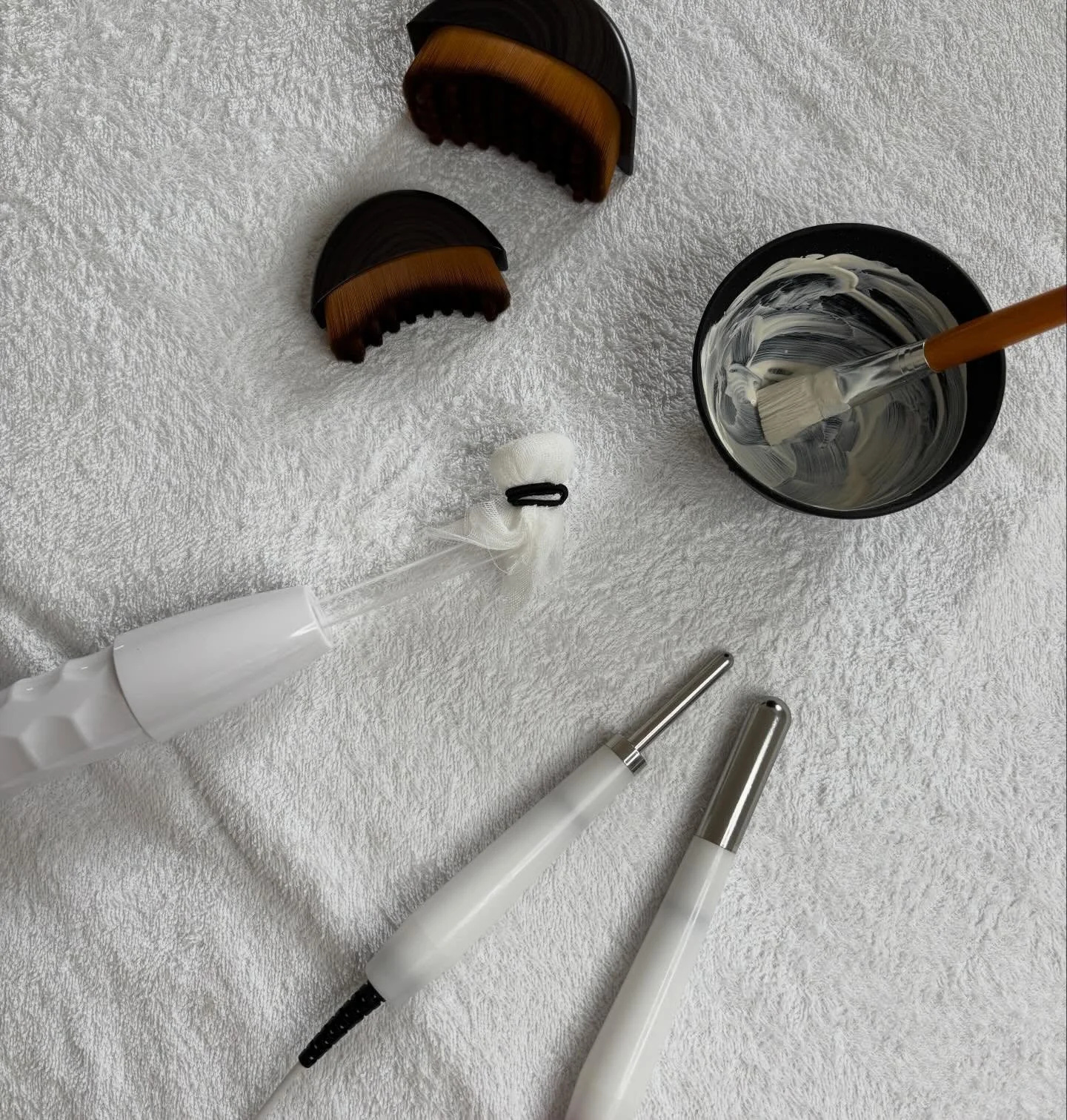 Lately ~ a few tools of the trade, trying to look cute whilst lifting, a few good eats, that one corner of the studio, a few good matchas, and that one message that keeps coming back around 🍵 🍽️✨