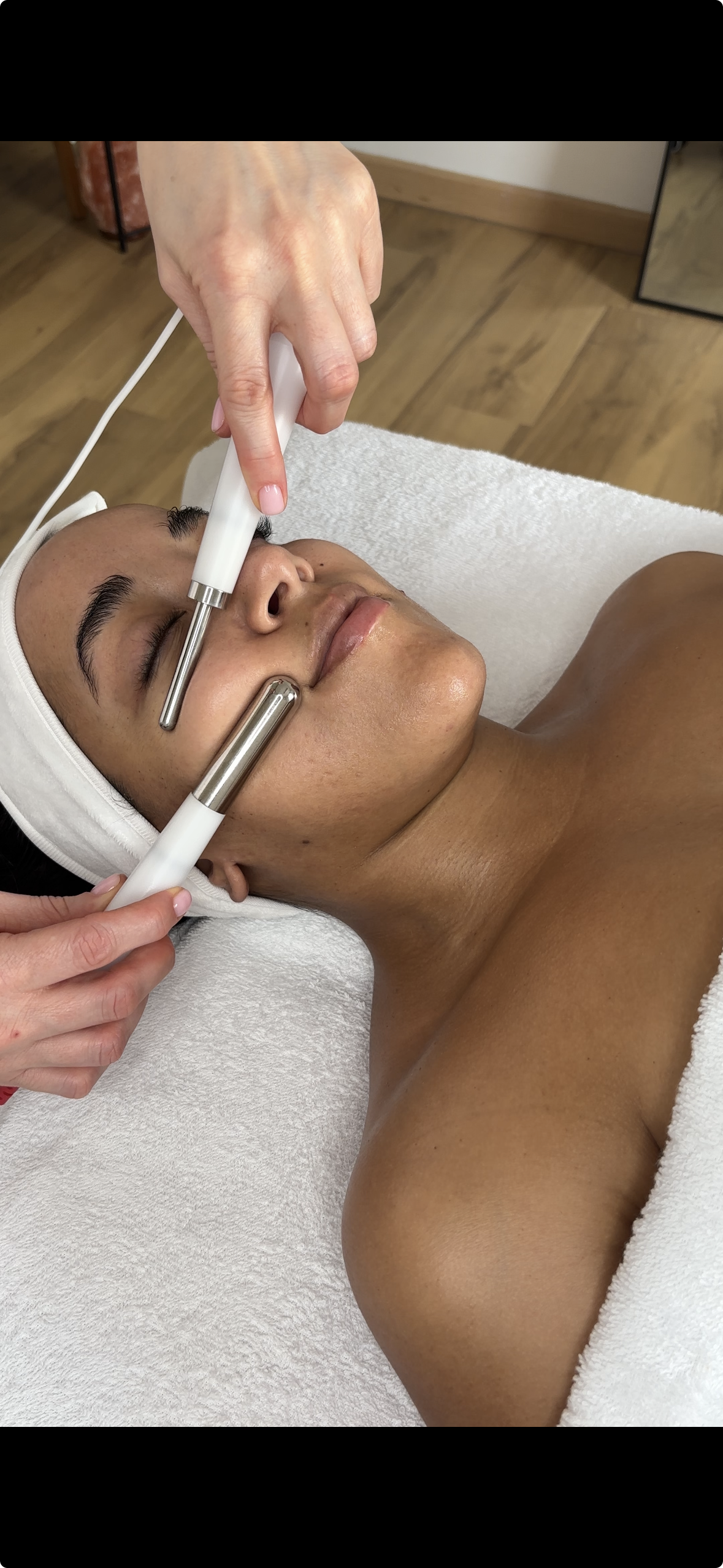 Acne clarity facial treatment with microcurrent at Lisa Santamera's Barcelona studio
