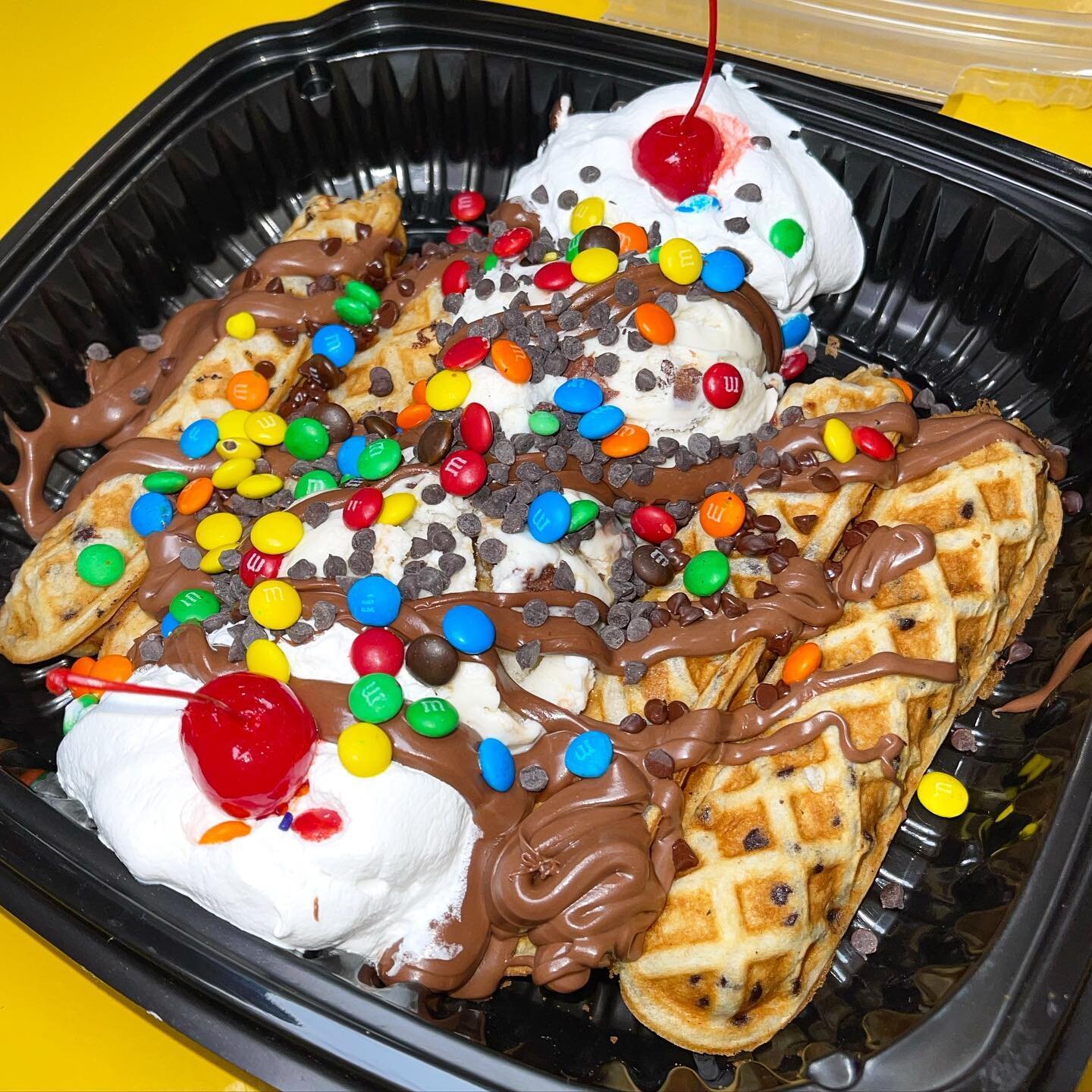 Waffles and ice cream are always a good idea🙏🏼😍 Happy friday!
