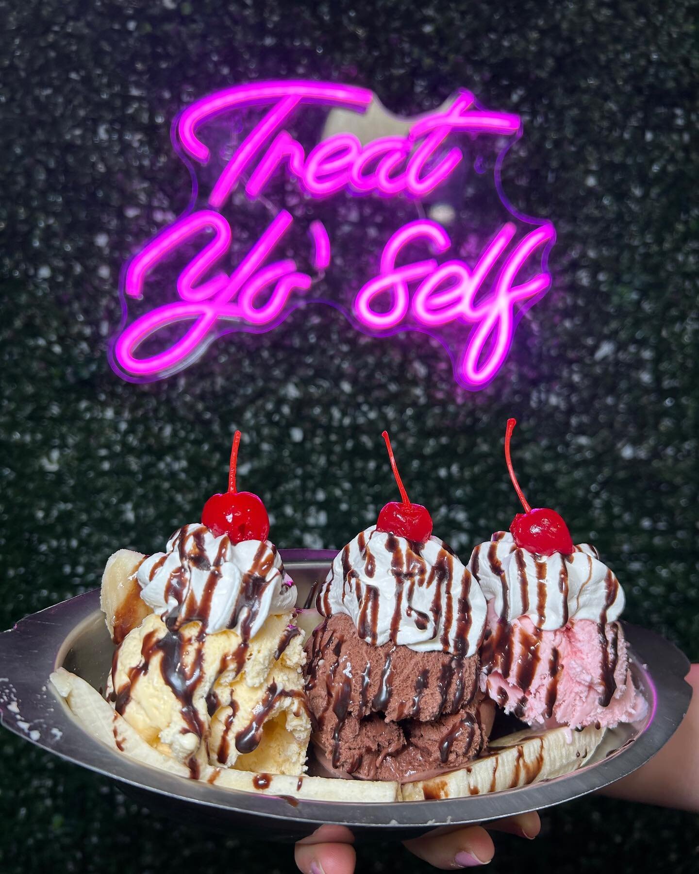 We take ✨treat yourself✨ very seriously at scoops and cones!
Old fashion banana split😍🍌