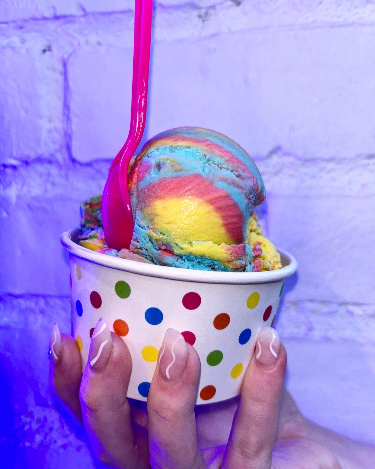 Introducing Super Scoop!
Swirls of vanilla ice cream that&rsquo;s dyed yellow, blue and pink😍
(Available in our wantagh location only)