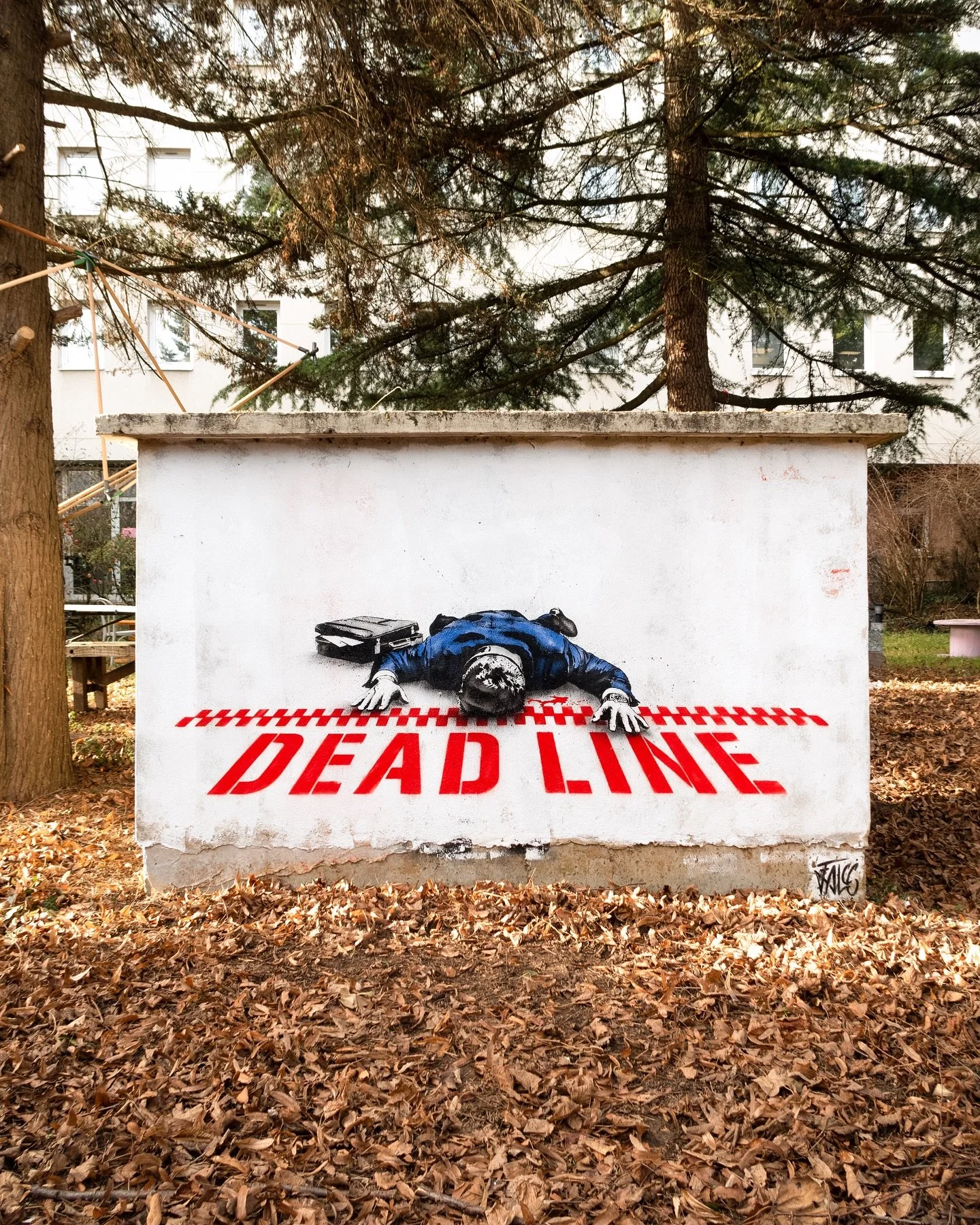 The deadline: a marathon where no one cares how fast you run, and no one wins in the end. 👔💀🏁

First artwork of the year: "Deadline" 📉

#deadline #deadlineday #streetartparis #urbanart #businessmindset #pochoir