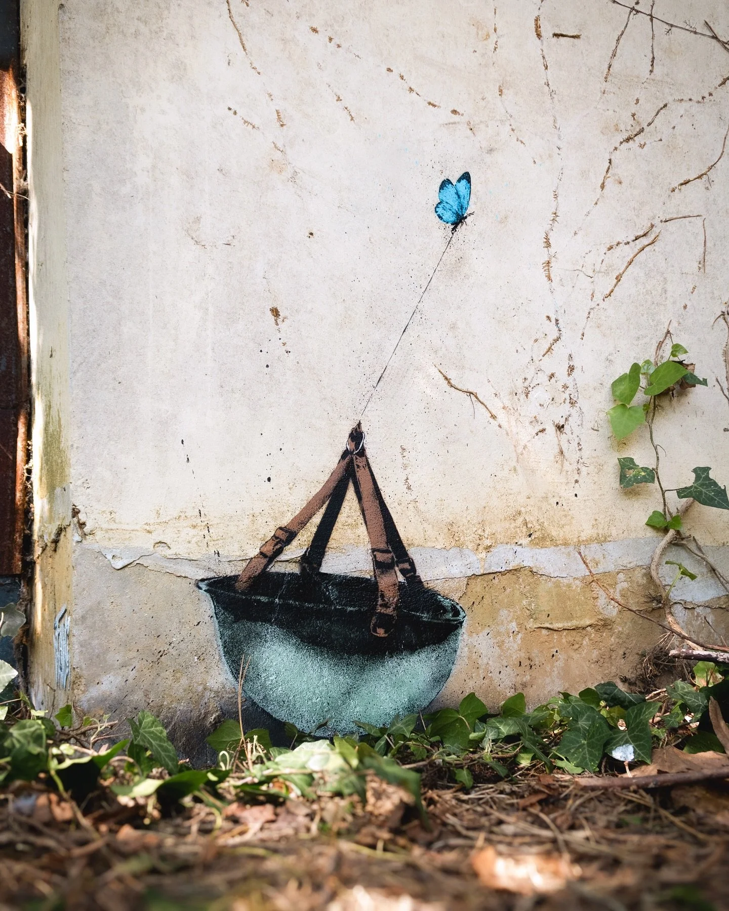 New artwork : &ldquo;The Weight of a Butterfly&ldquo; 🦋 

When lightest things  carry the heaviest weight. 

#streetartparis #politicalart #pochoir #stencil #streetart