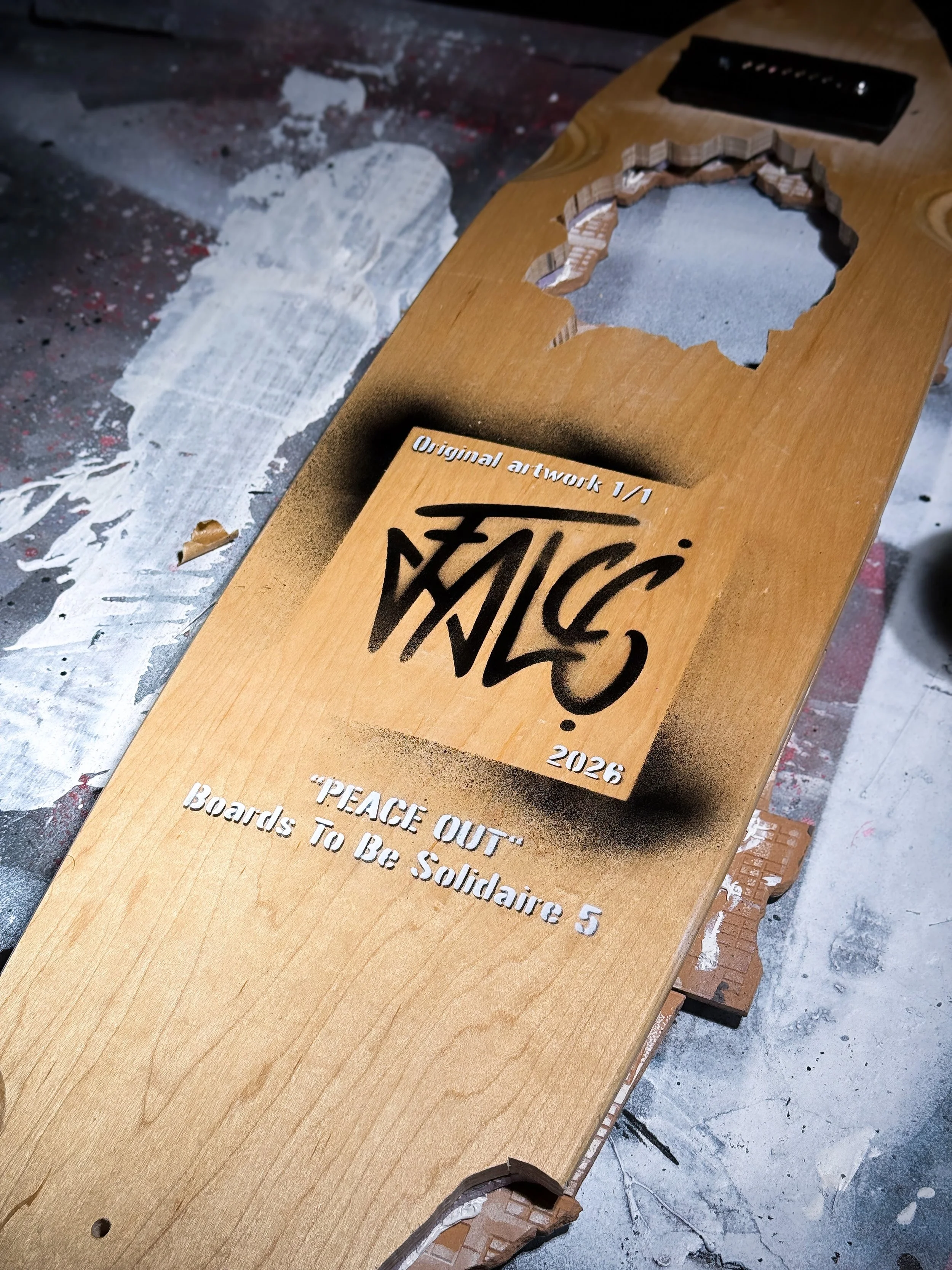 Many tools and diverse craft techniques went into the making of my board for @boardstobesolidaire 🔨 Had to make it my way. 

Can&rsquo;t wait to show you the final result. More info coming soon 👀🧑&zwj;⚖️

@urban_signature #skateboard #stencil #boa