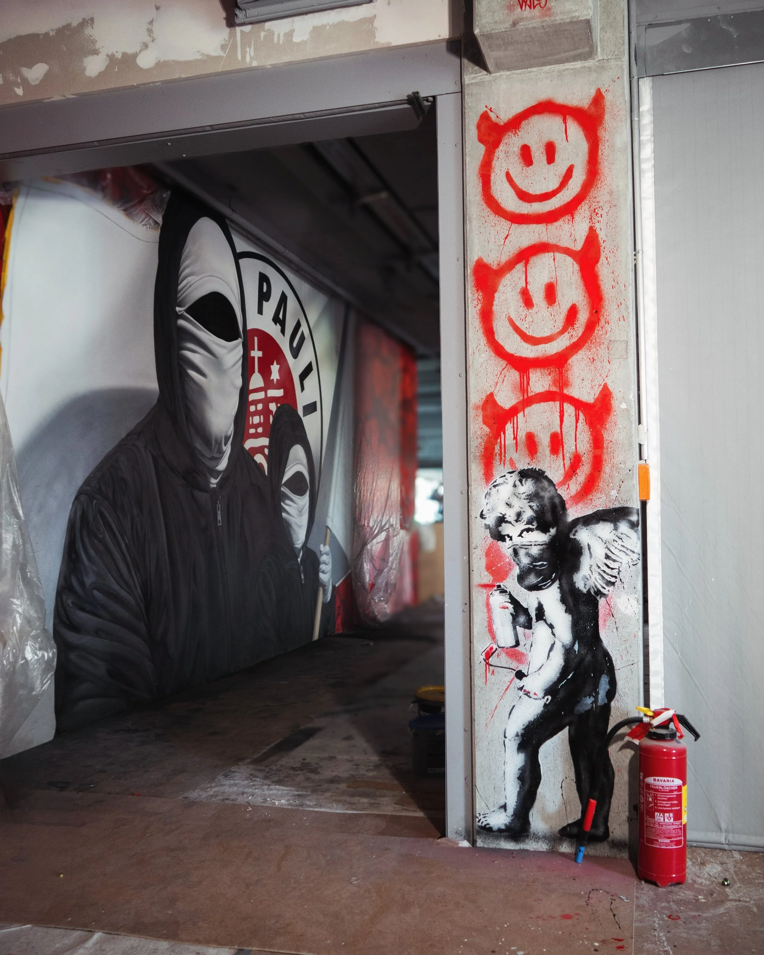 Nuno and I are still waiting on the final photos of the collaborative flag piece we painted together in Hamburg this summer.

In the meantime&hellip; enjoy this super quick one (from my side 🤣)

@nunoviegas.pt @yashayoungprojects 

#streetarthamburg