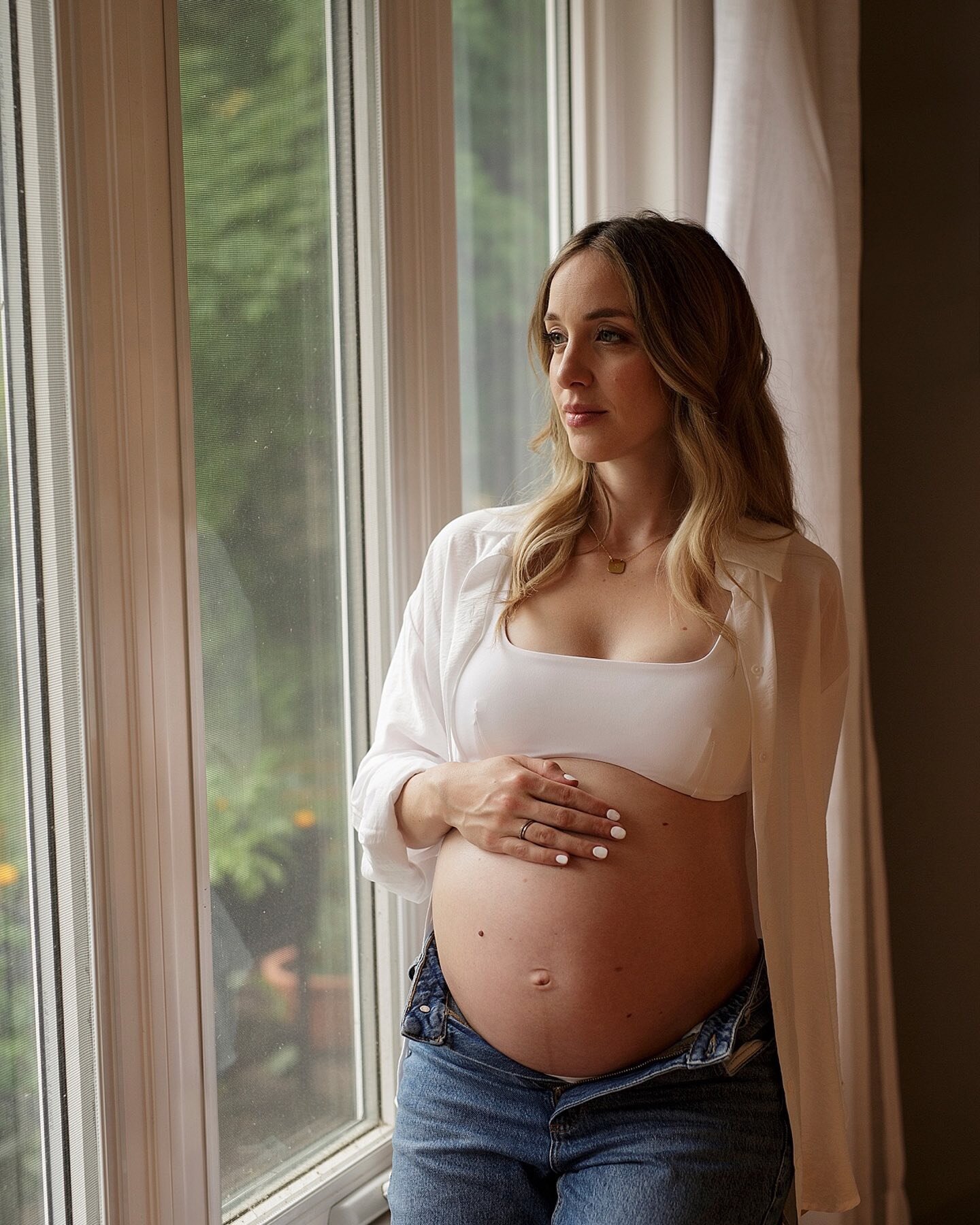 little peek at the mama mini &hearts;︎ quick in home session (or studio rental). I really loved this window so we brought over a stool and it was the perfect set up ✨

#maternitysession #maternity #barriematernityphotography #barriephotographer #barr