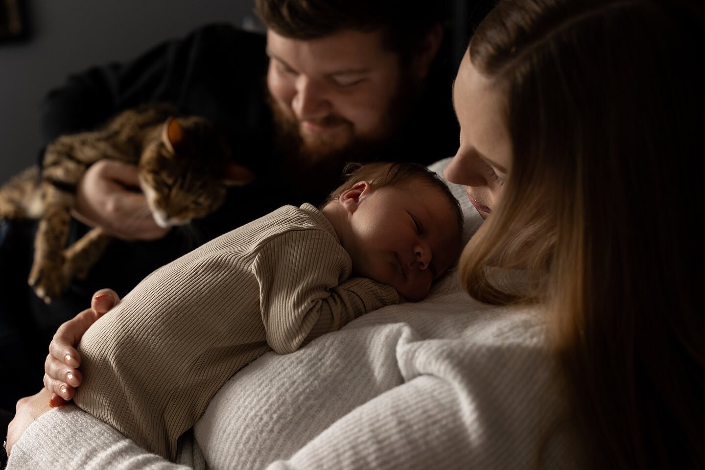little snuggle with both babies!! 🤍 

y&rsquo;all know I freaked out when their kitty jumped up and got this snuggly 🥹 

#newbornphotography #lifestylenewbornsession #lifestylesession #familyphotography #milestonesession #barrieontario #barrienewbo