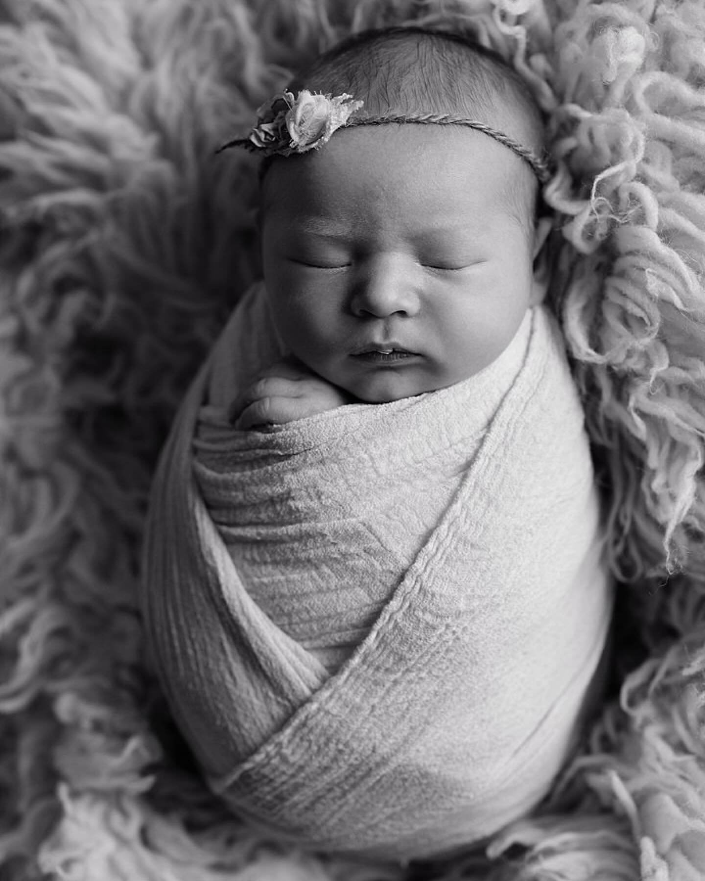 all wrapped up is how I start my posed newborn sessions. It&rsquo;s a great way to get baby super sleepy and is so adorable! 

Black &amp; white photos always included as part of the gallery 🖤🤍 cause how could I not!

#newbornphotography #barrienew