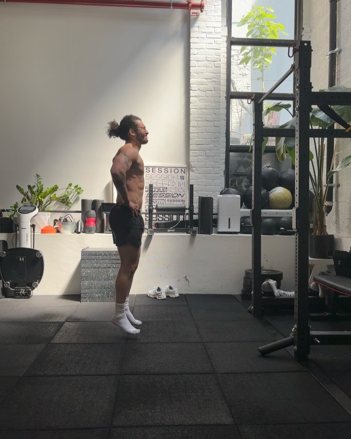 Light Sunny Sunday afternoon pull day in the lab βοΈπ. Sun was out so had to be in and out
Long caption + Workout below
Started the session with some light and medium tier plyo work with pogos and some tempo changes into more powerful hops.
I&r