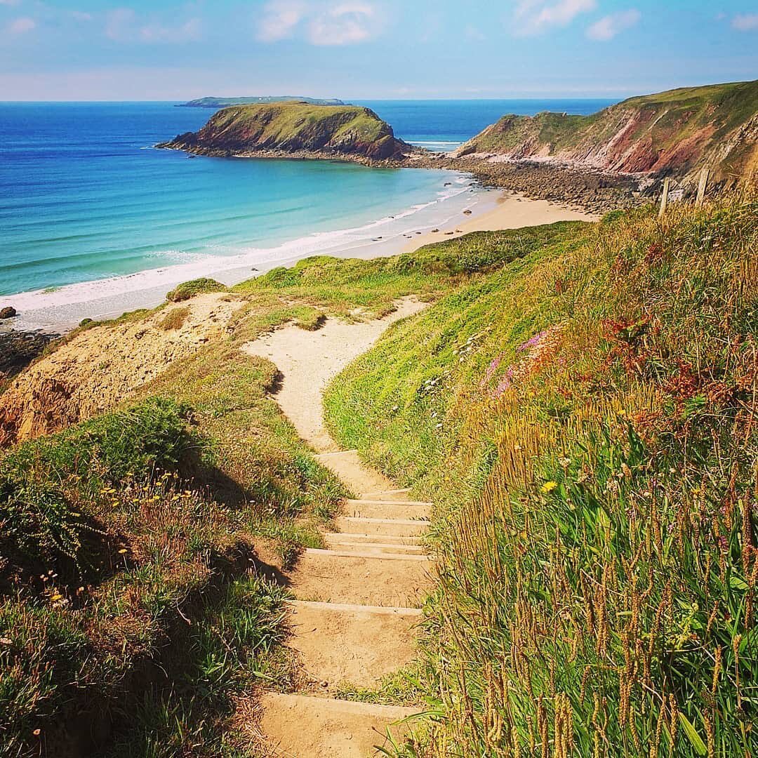 Back in Wales and at one of my favourite beaches in Pembrokeshire #Marloes Sands 

📷@emmaryan_mypembs

 #pembrokeshire #myfavouritebeach #coastpath #coastline #walking #summer  #campervanhire #romacampervanhire #vanlife #familyadventures #beachview 