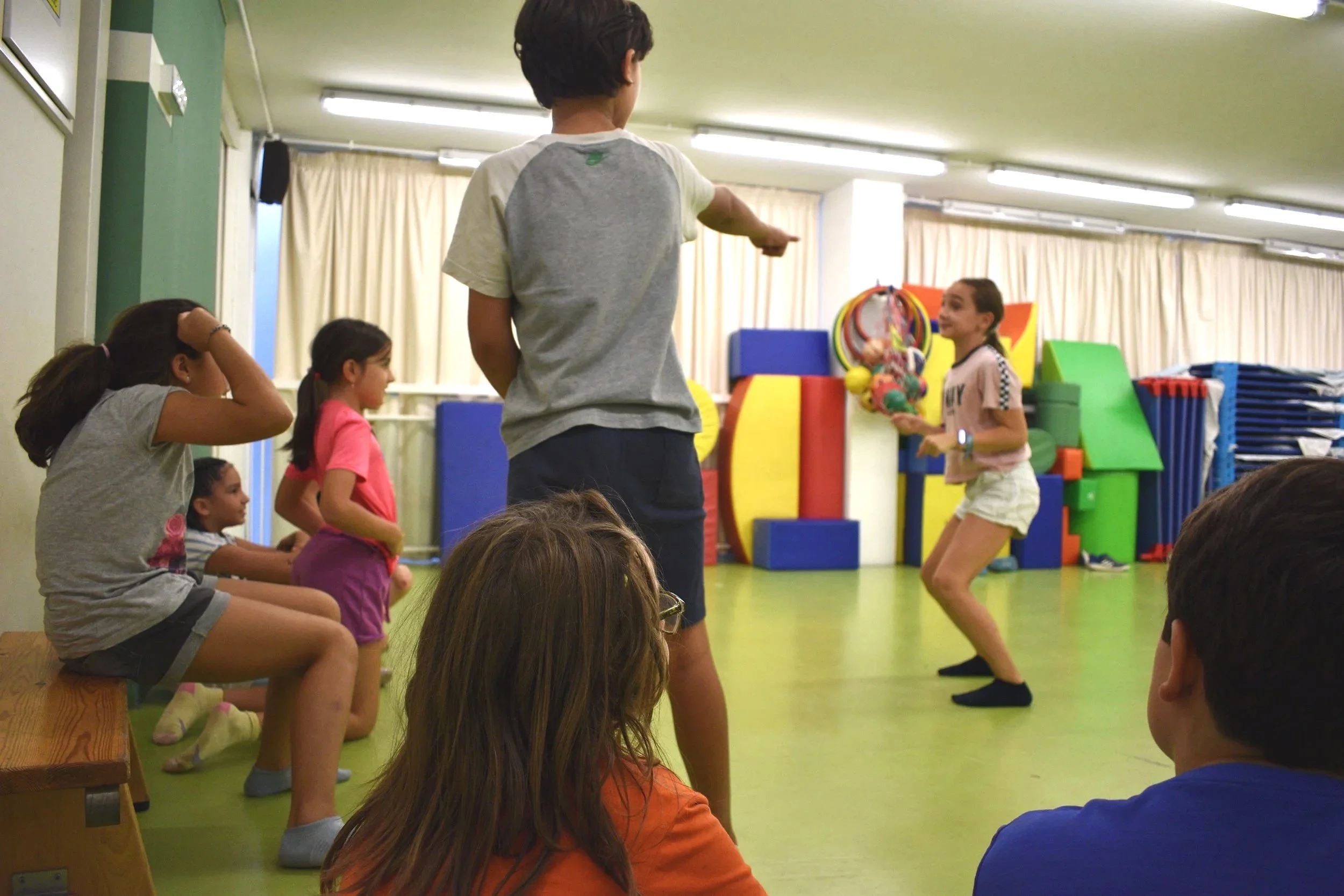 infants en joc teatral improvisació