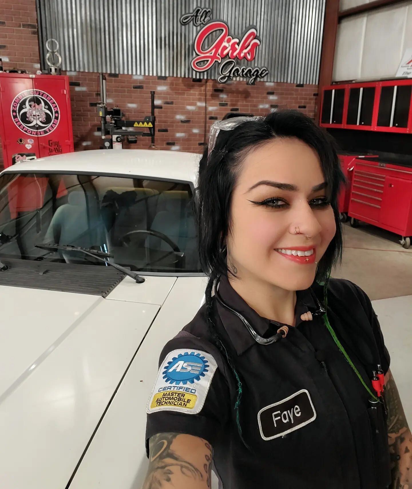 Who can spot the chicken timer?!!..... umm... I mean, guess what car we are working on today😅
.
.
.
.
.
.
.
.
.
#BehindTheScenes #SetLife #FayeHadley #ToyotaTechnician #MasterTechnician #FemaleMechanic  #AllGirlsGarage #PistonsAndPixieDust
#ToyotaSp