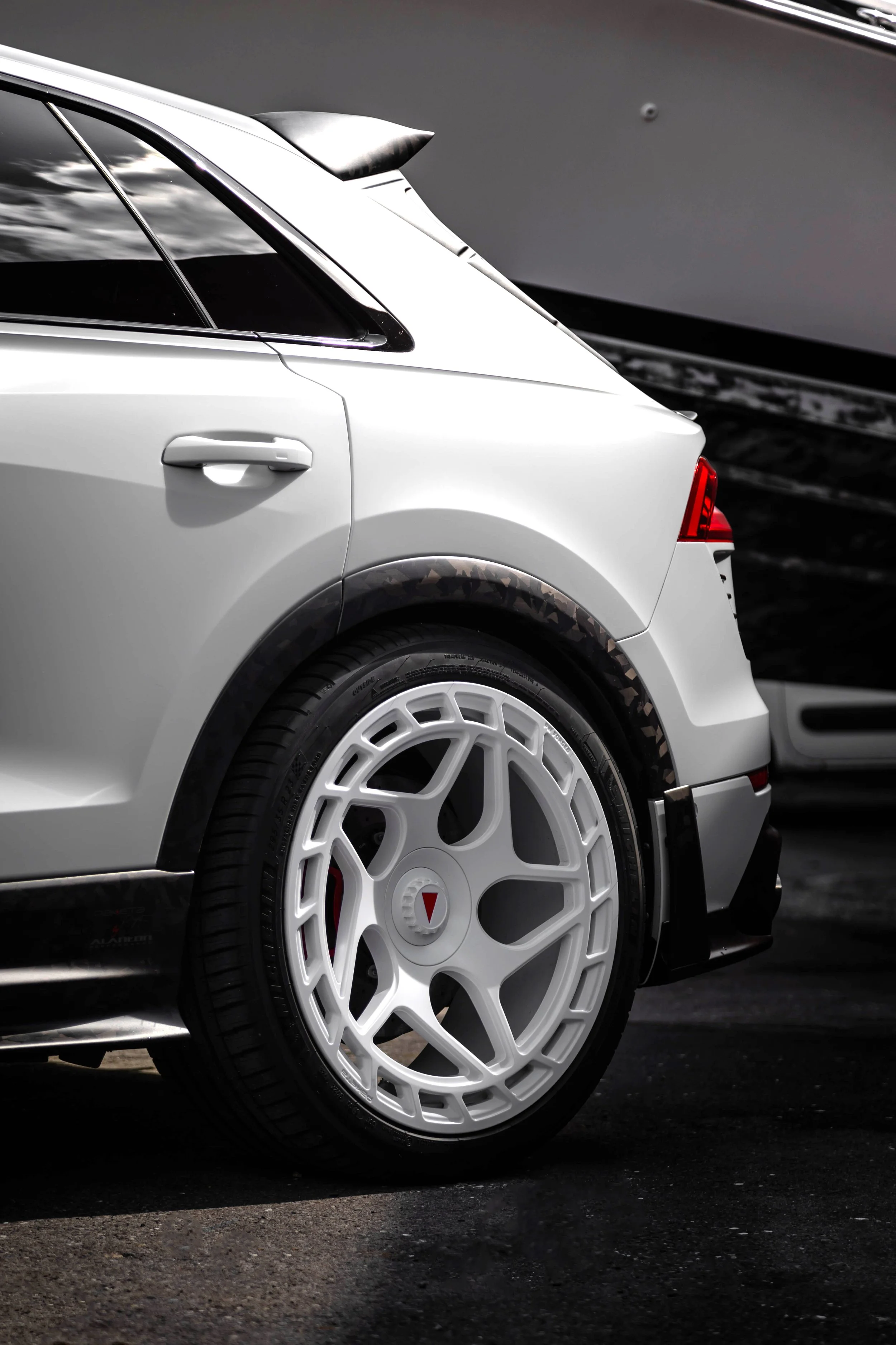 RSQ8 BLANC 1 OF 1-5.jpg